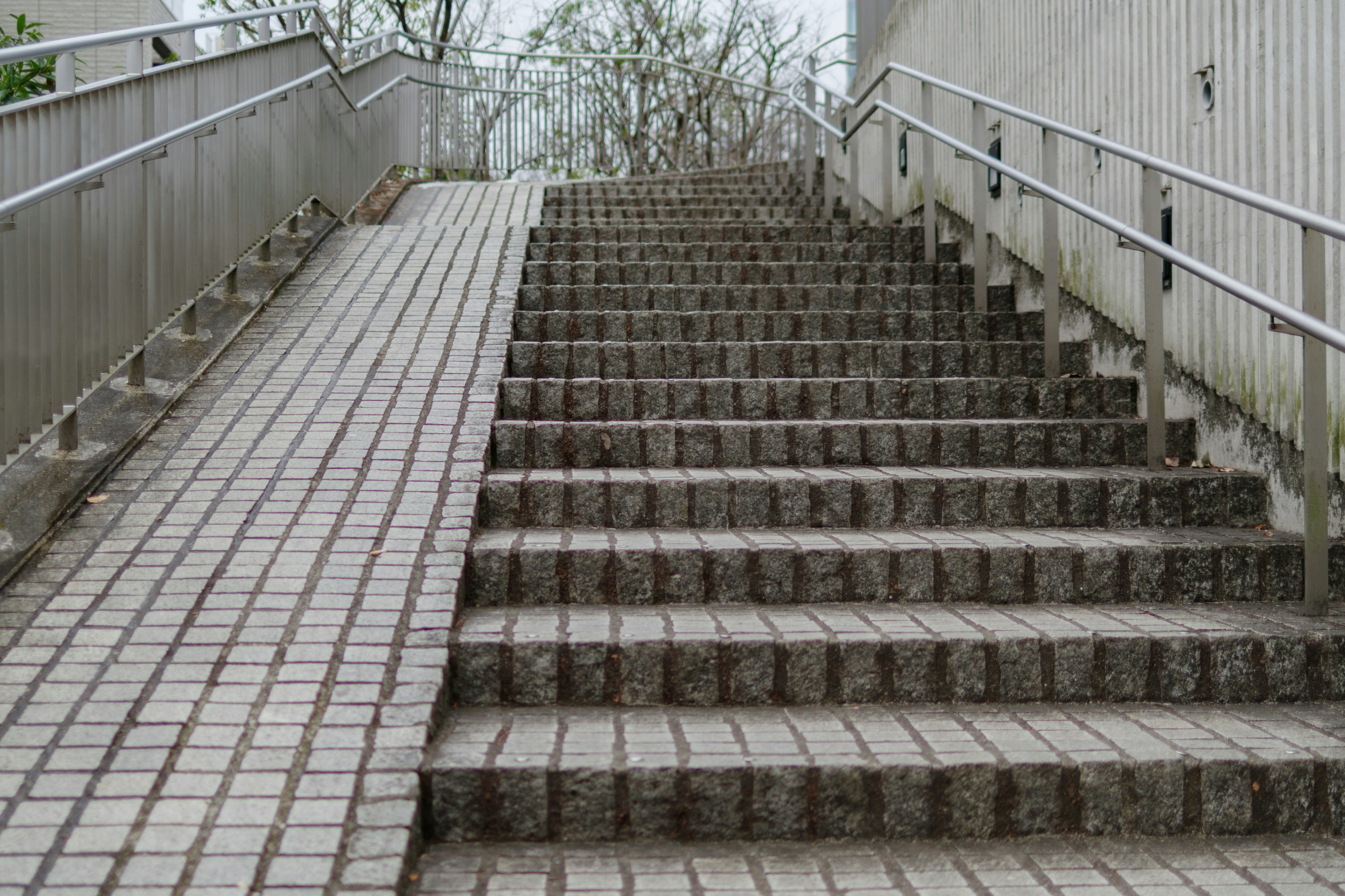 階段と手すりのある屋外通路