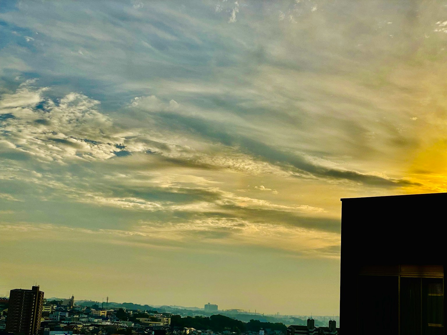 Ciel de coucher de soleil avec des nuages sur un paysage urbain