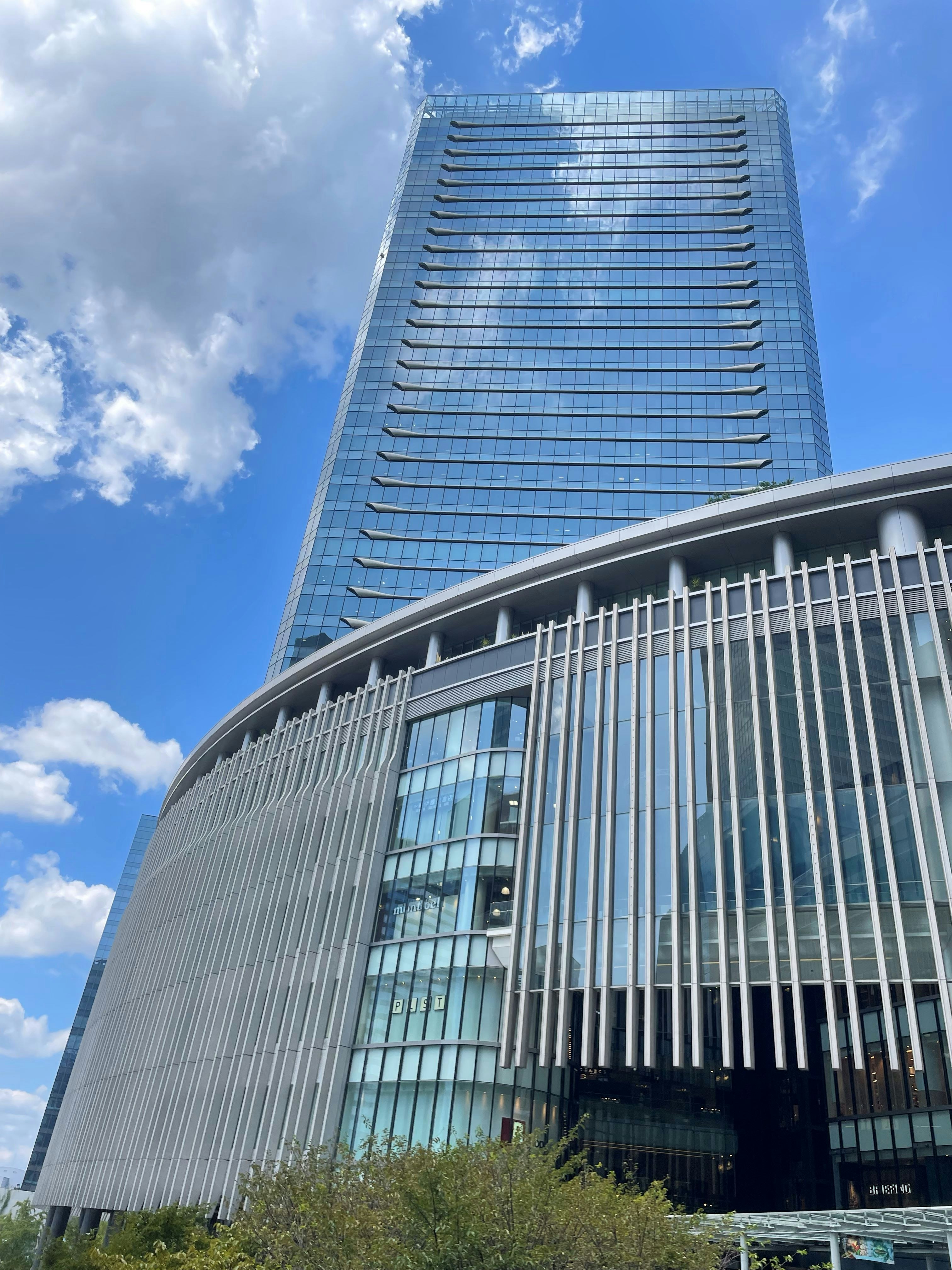 蓝天背景下的玻璃高层建筑外立面