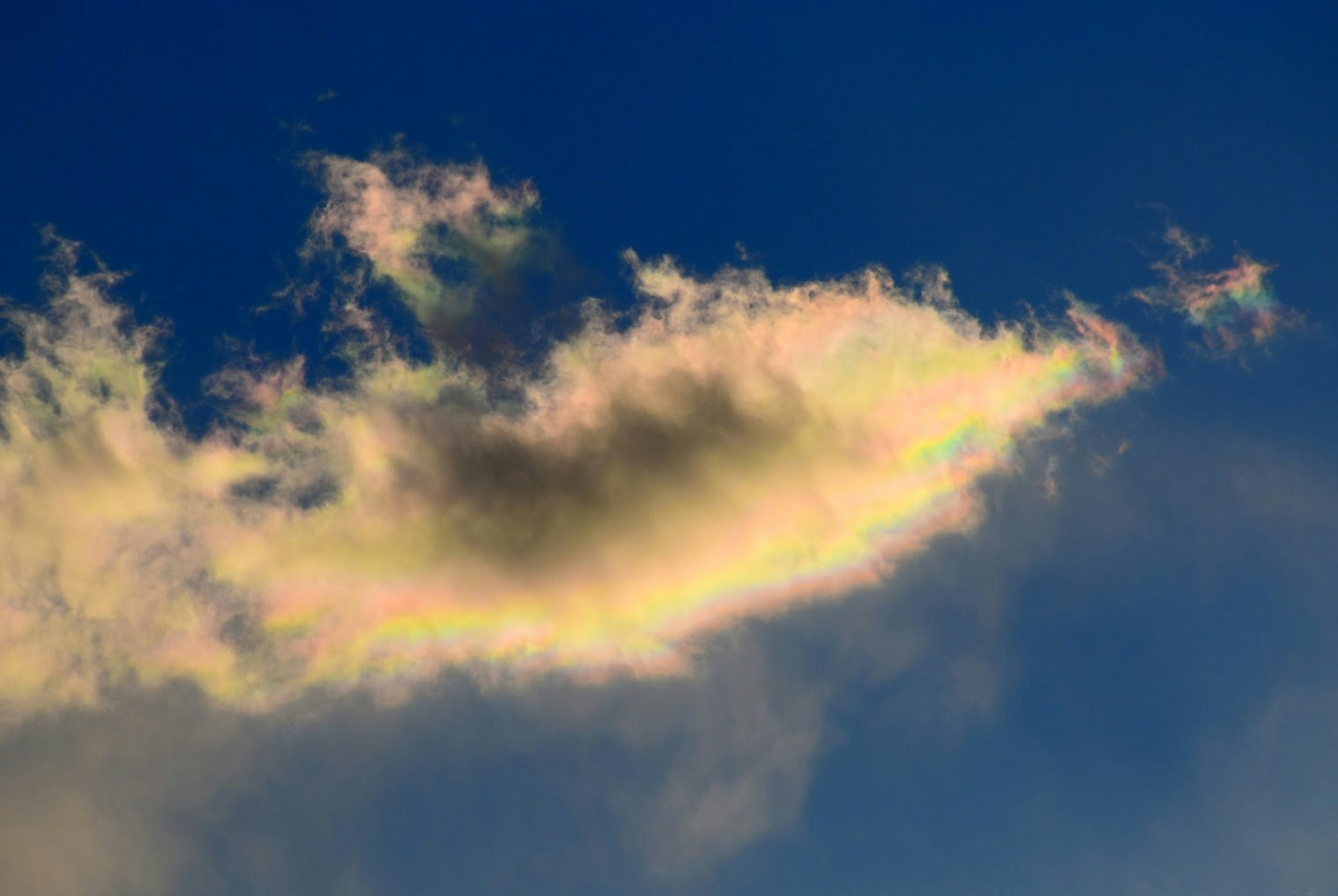 雲の間に現れた彩雲と虹の空