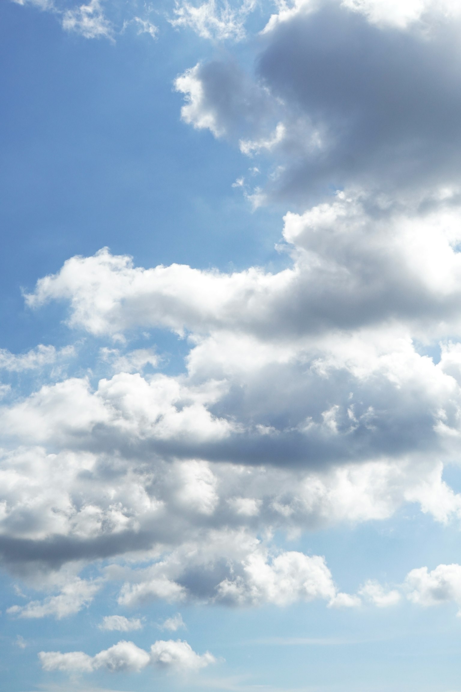 Hermosa vista de nubes blancas flotando en un cielo azul