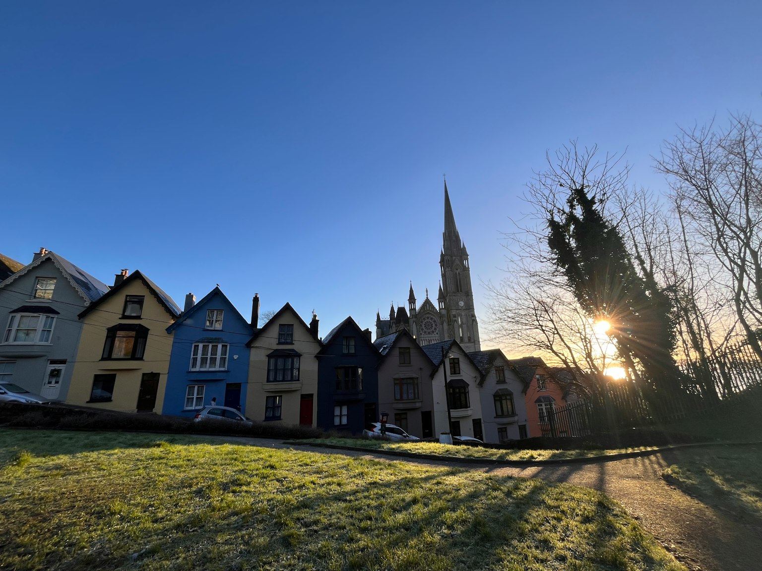 Maisons colorées avec une flèche d'église en arrière-plan