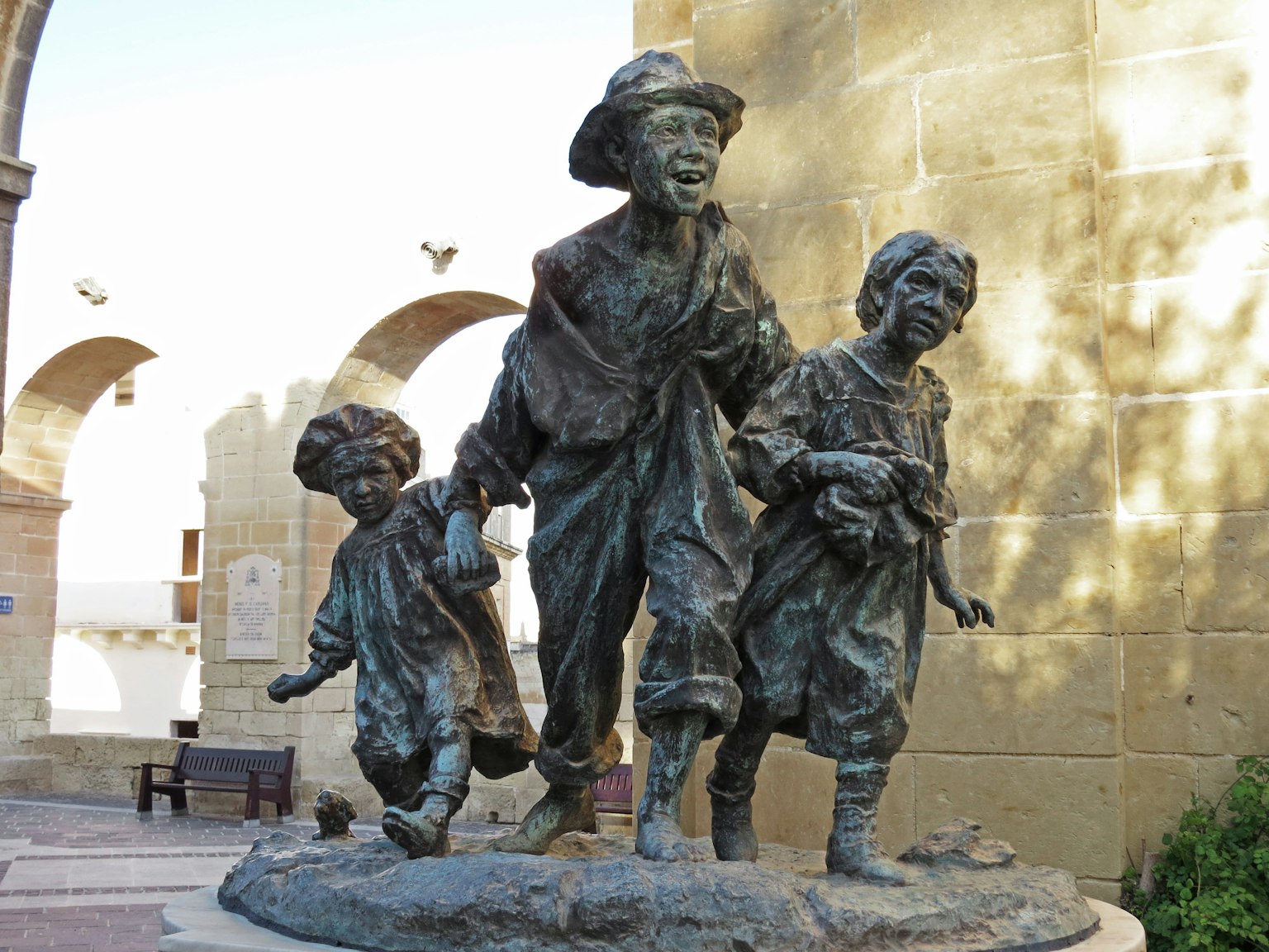 Bronzestatue von Kindern, die fröhlich zusammen gehen