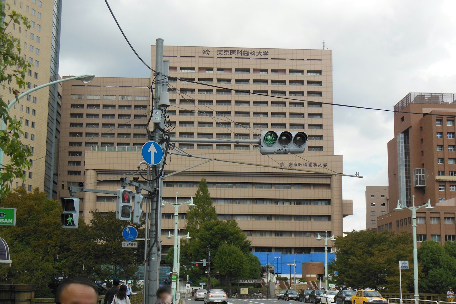 Blick auf ein Krankenhausgebäude mit Verkehrsampeln in einer städtischen Umgebung