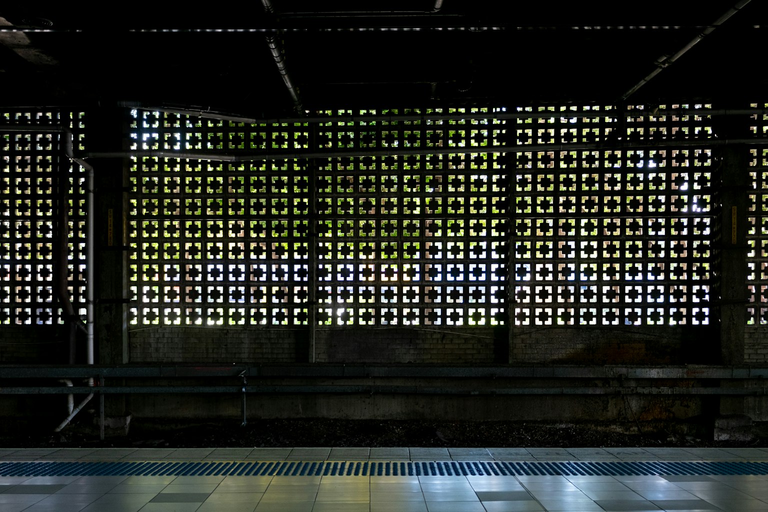 Espace avec un mur en blocs à motif unique sur fond vert