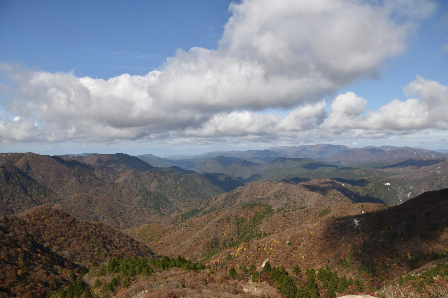 Vista ampia delle montagne sotto un cielo blu