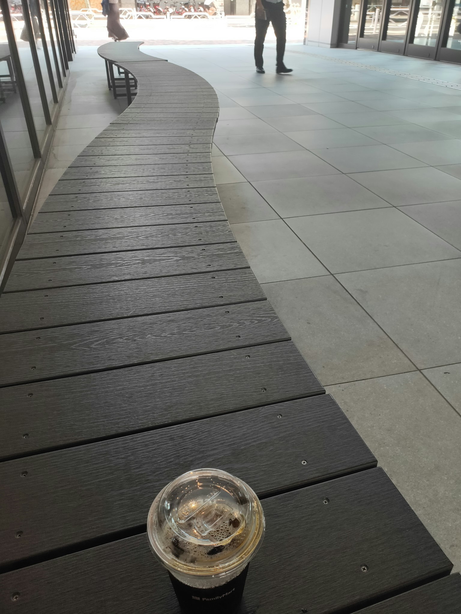咖啡館露台上的飲料和彎曲的木道