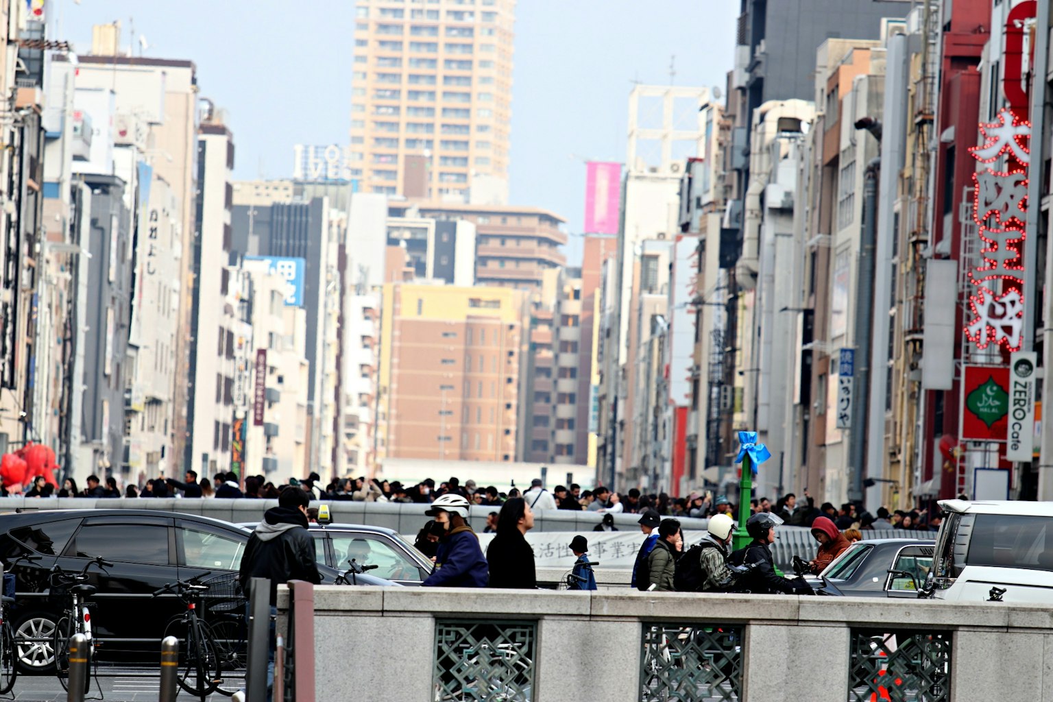 Vue d'une rue de la ville avec des foules et des immeubles élevés