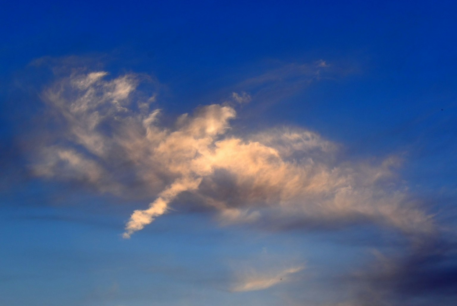 Formation nuageuse impressionnante dans un ciel bleu