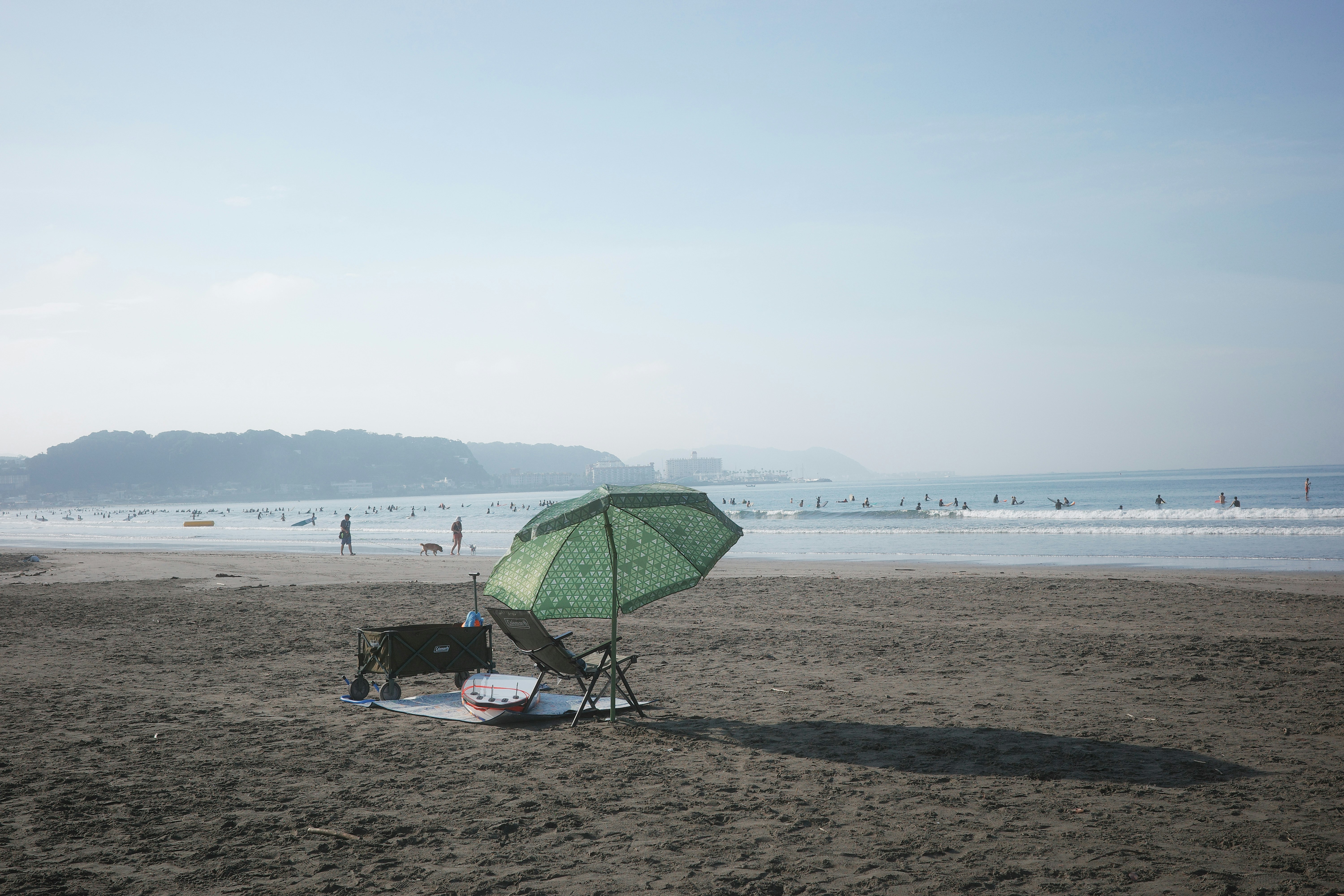 parapluie réflecteur et matériel photo sur une plage de sable