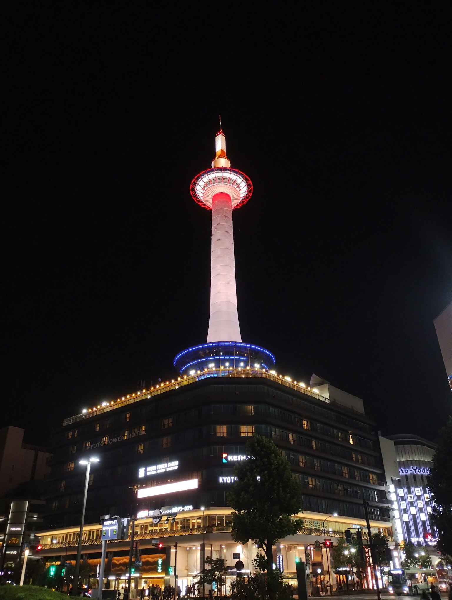 Torre di Kyoto illuminata di notte che mostra colori vivaci
