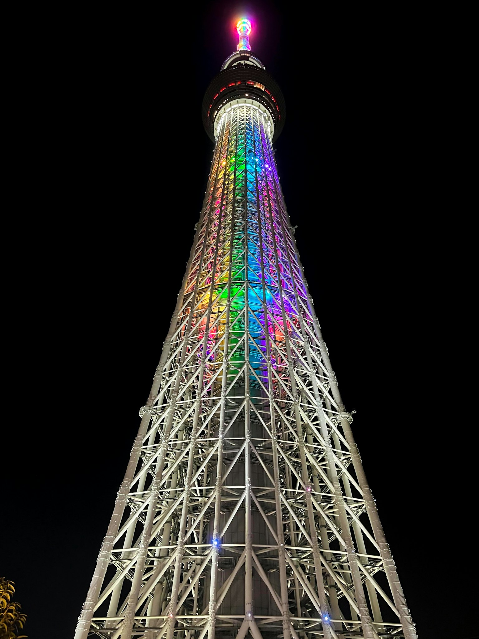 Tokyo Skytree la nuit avec une illumination colorée