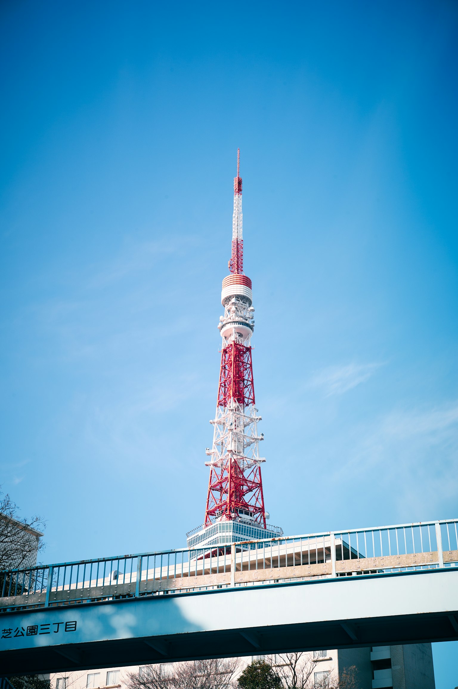 Tour de Tokyo avec des couleurs rouges et blanches s'élevant sous un ciel bleu