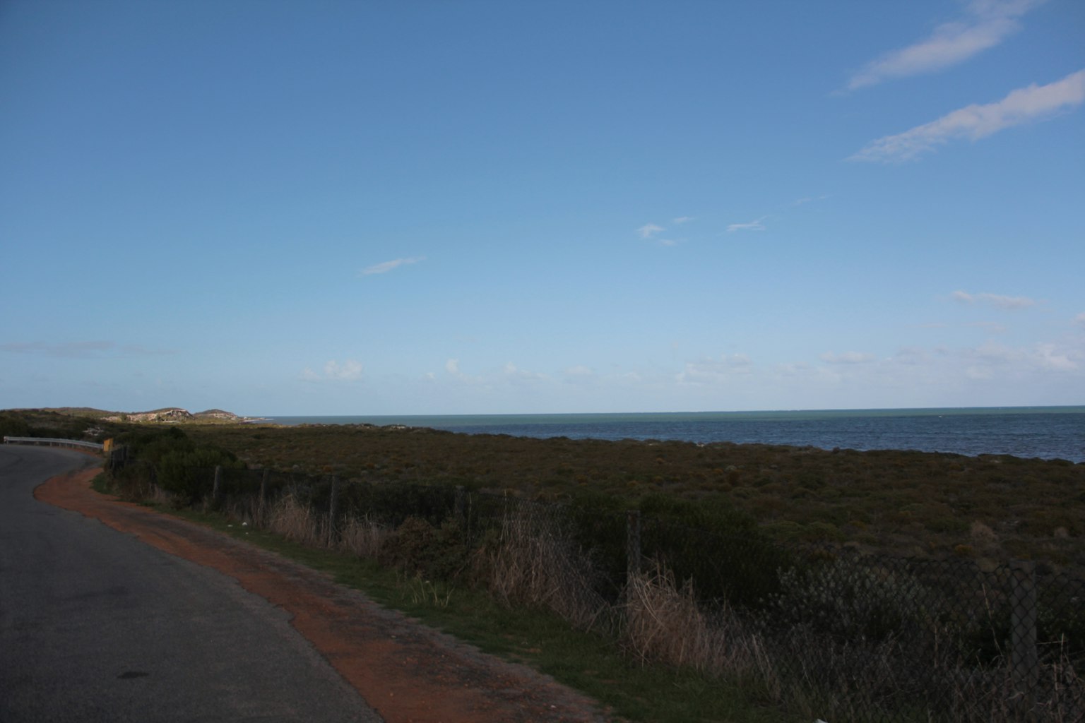 海岸公路的風景，背景是藍天和海洋