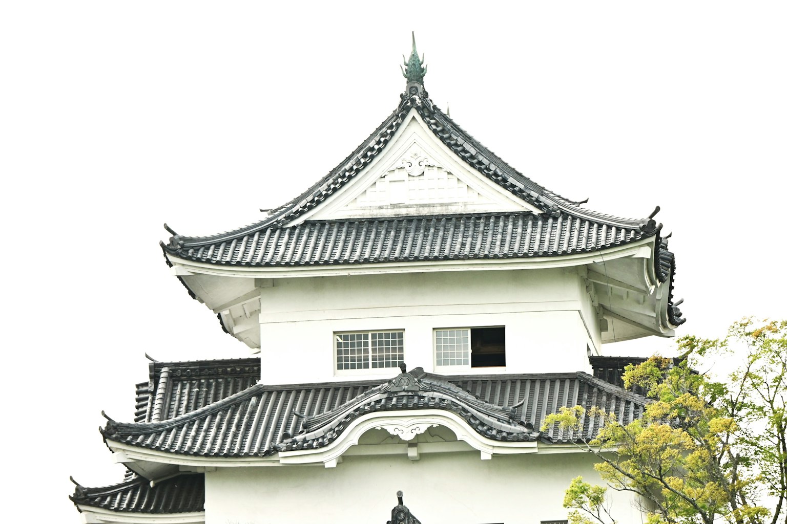 日本傳統城堡的上部，白色牆壁和黑色屋頂