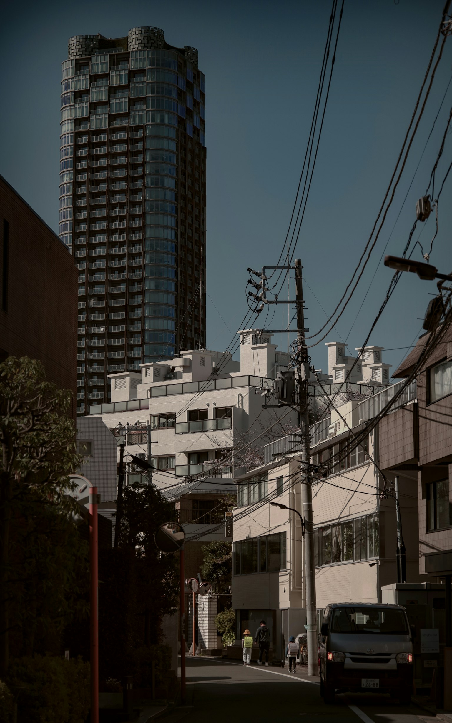 高層ビルと住宅街の風景 電線が走る街並み