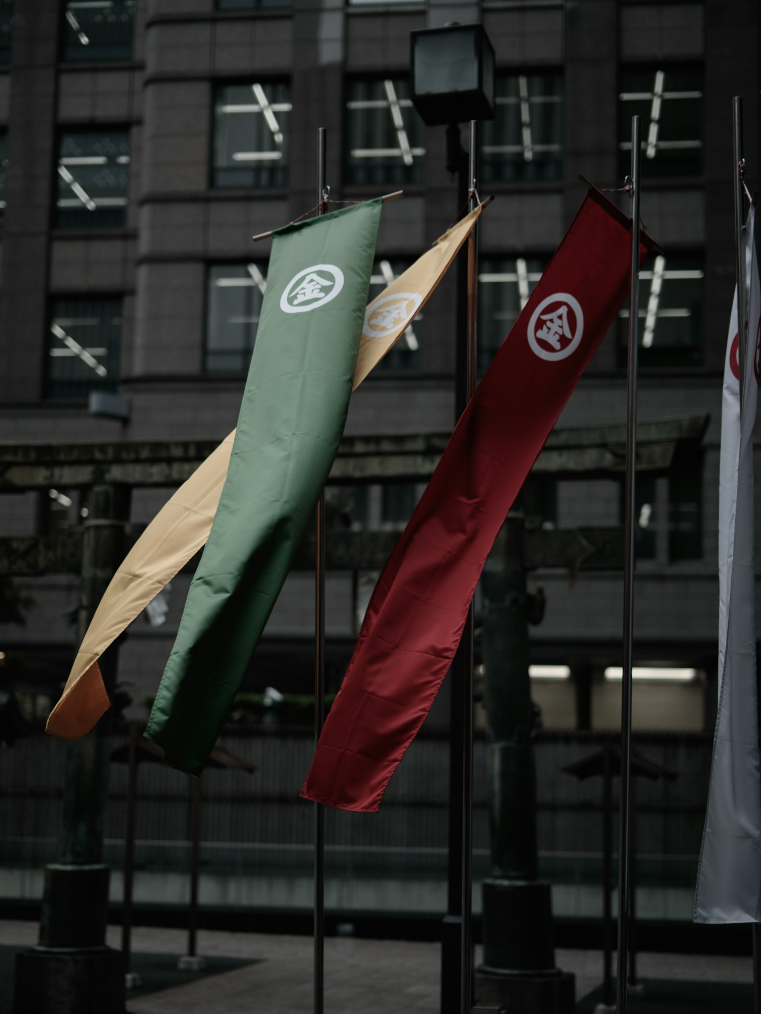 Banderas verdes y rojas frente a un edificio