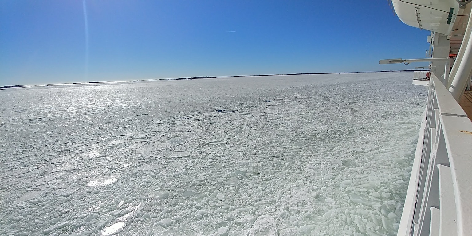 Une vue panoramique d'une mer gelée sous un ciel bleu clair