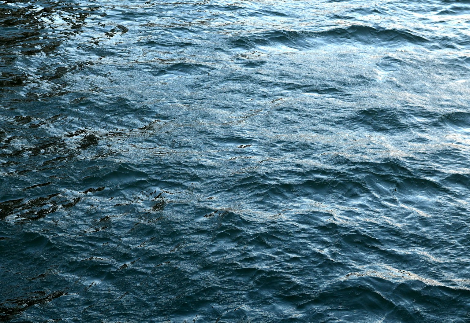 Image d'eau bleue avec des ondulations et des reflets