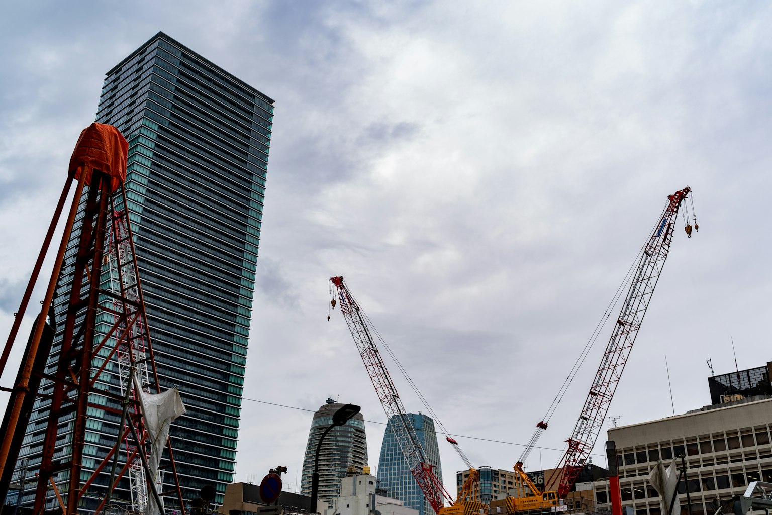 城市風景 featuring 一座摩天大樓和建築起重機
