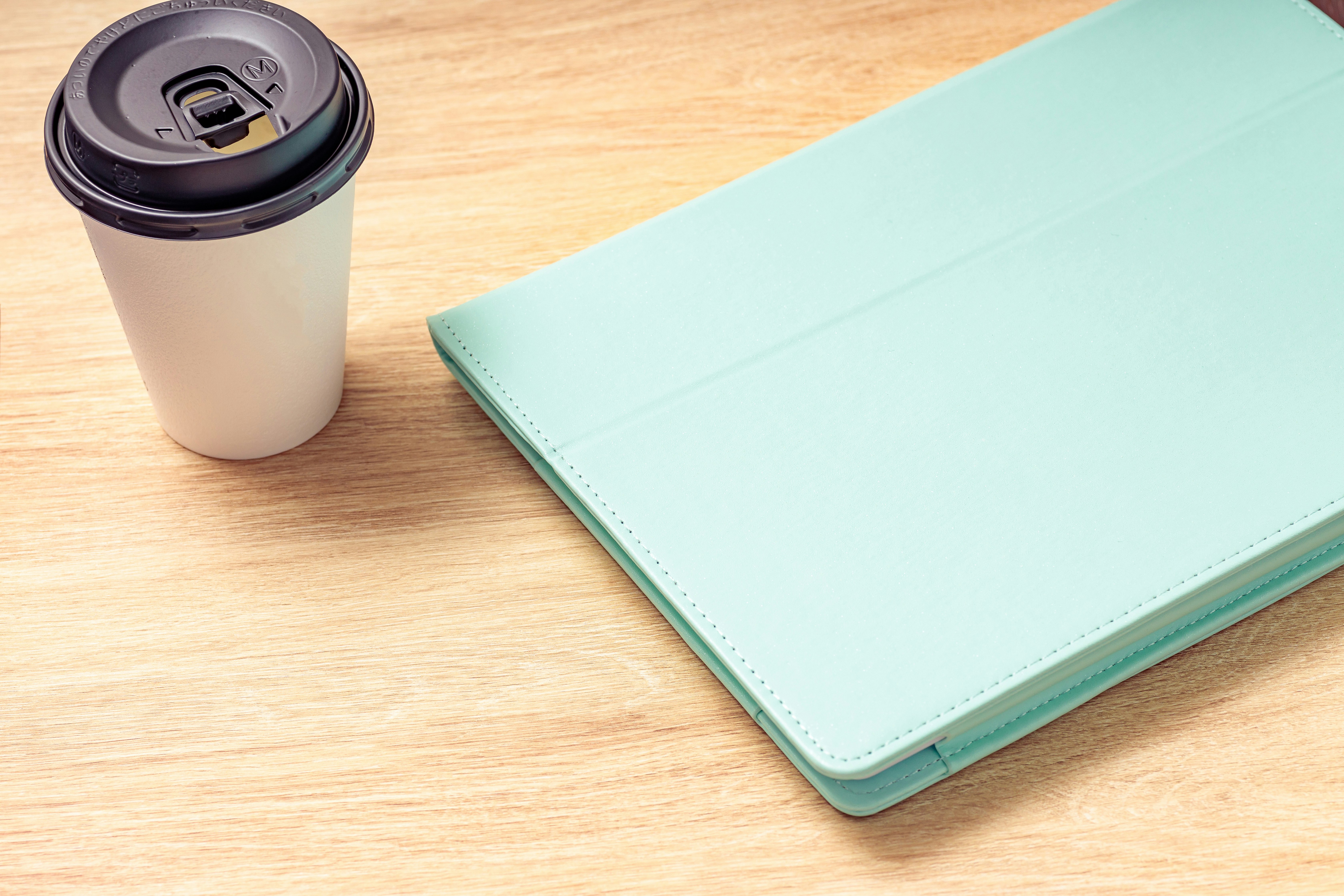 コーヒーとタブレットのあるデスク上の静物