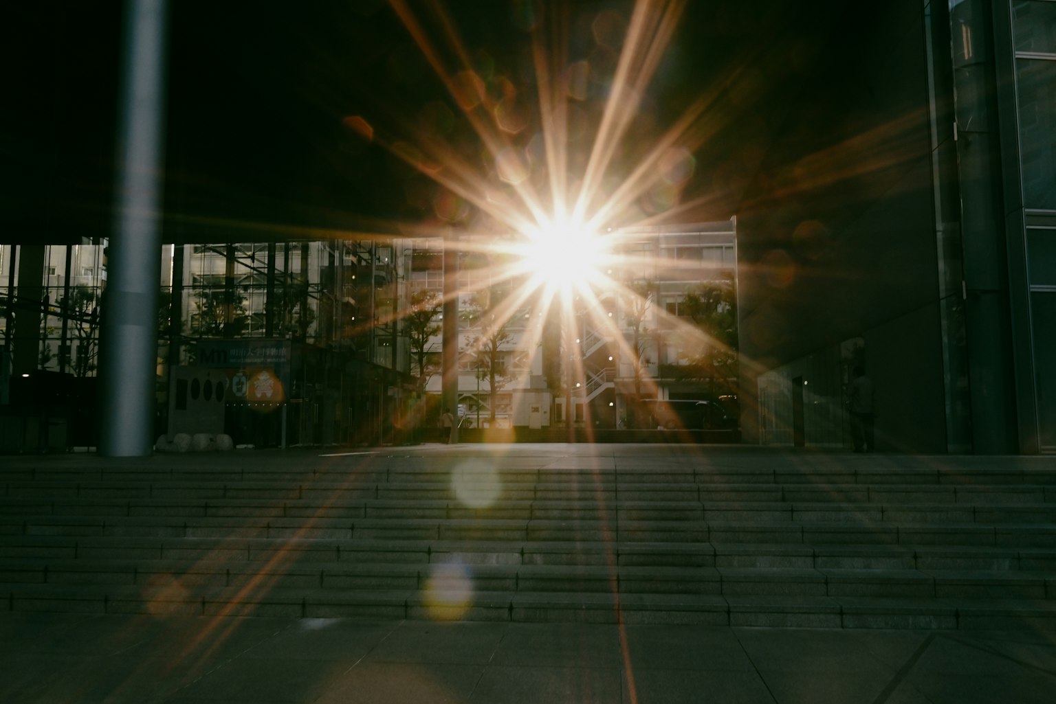 Helles Sonnenlicht vor einem Gebäude