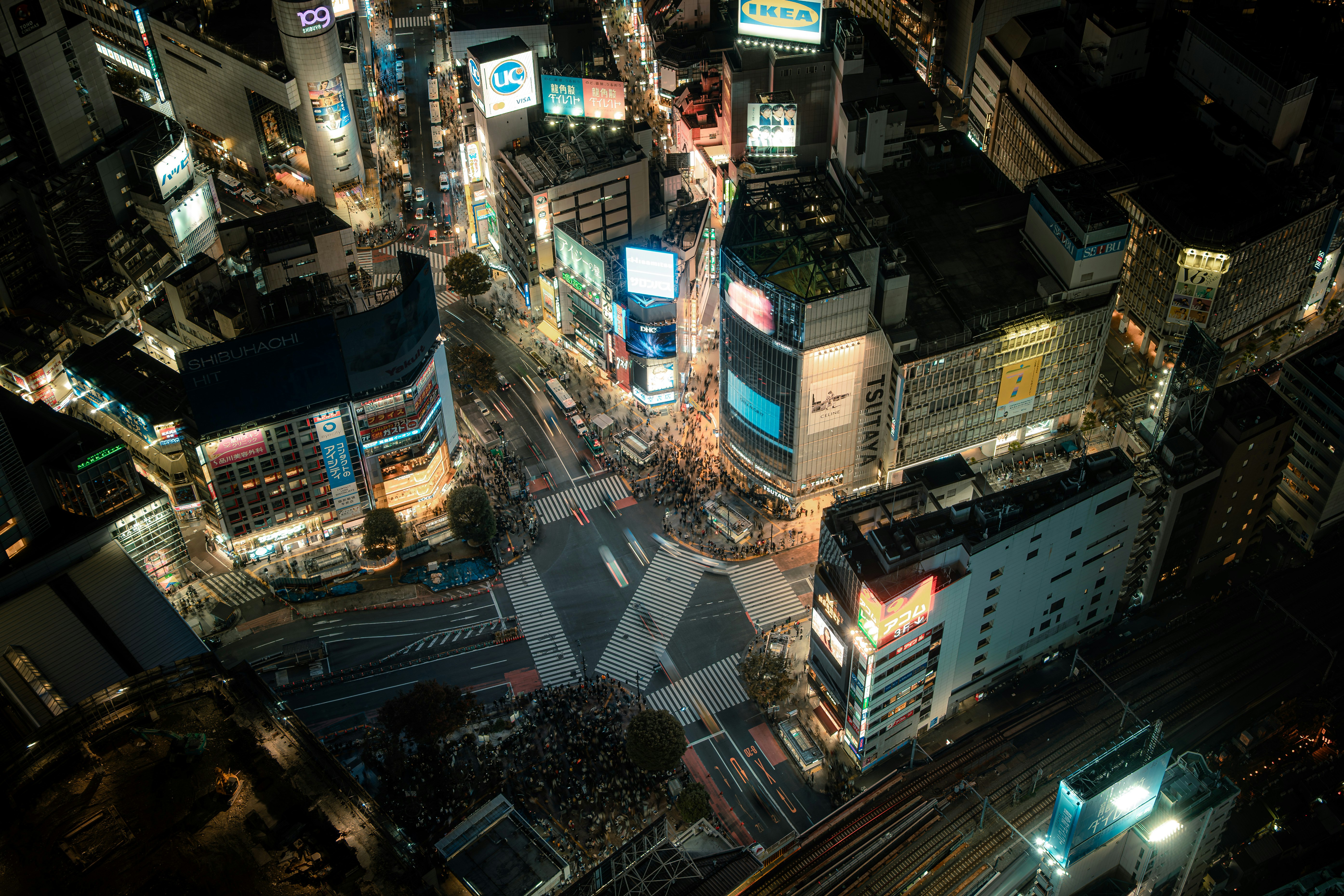 vista nocturna aérea de una intersección entre rascacielos