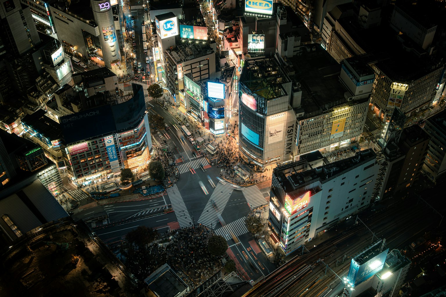 涩谷交叉口的夜景，灯光和霓虹灯映衬的建筑