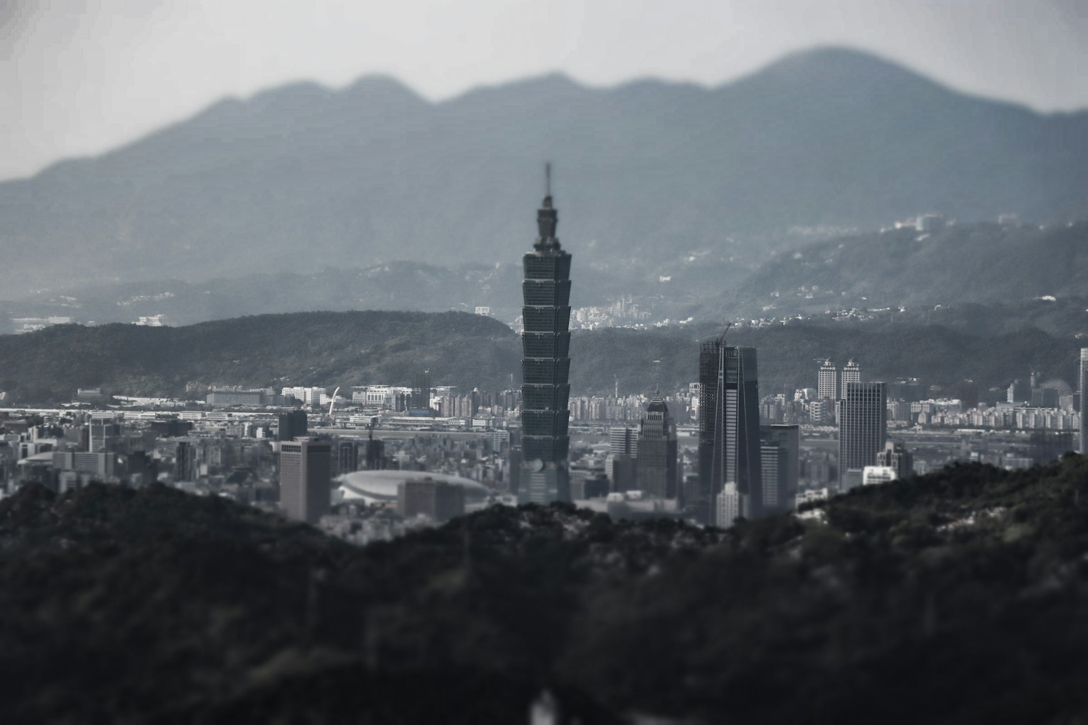 Taipei 101 in evidenza nello skyline di Taipei con montagne