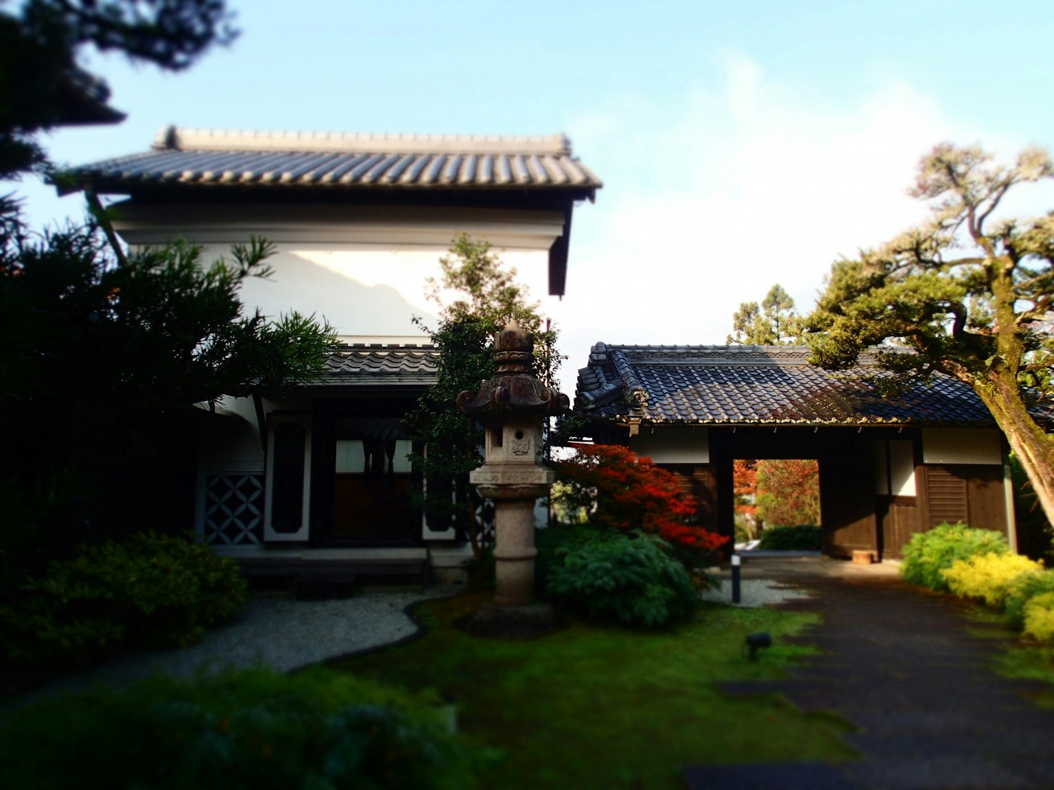 บ้านญี่ปุ่นที่สวยงามพร้อมสวนที่เงียบสงบ
