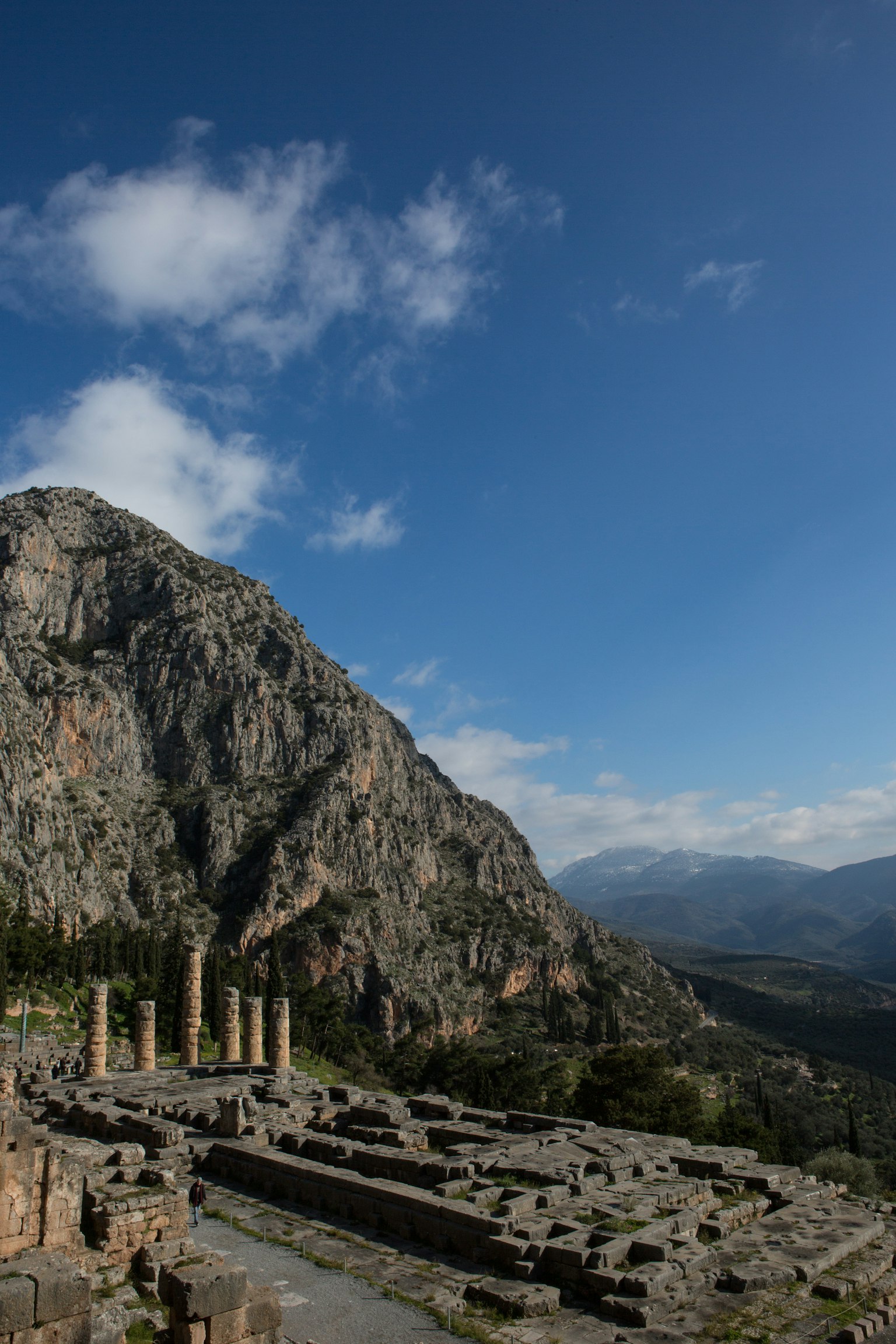 Ruines antiques de Delphes avec un magnifique paysage de montagnes