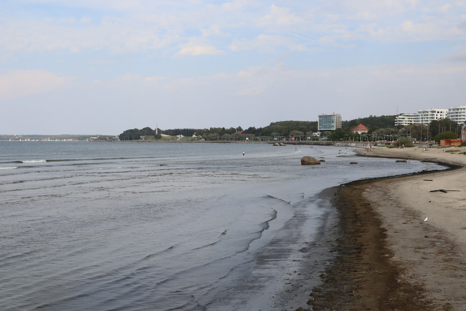 Côte pittoresque avec des vagues douces et une plage