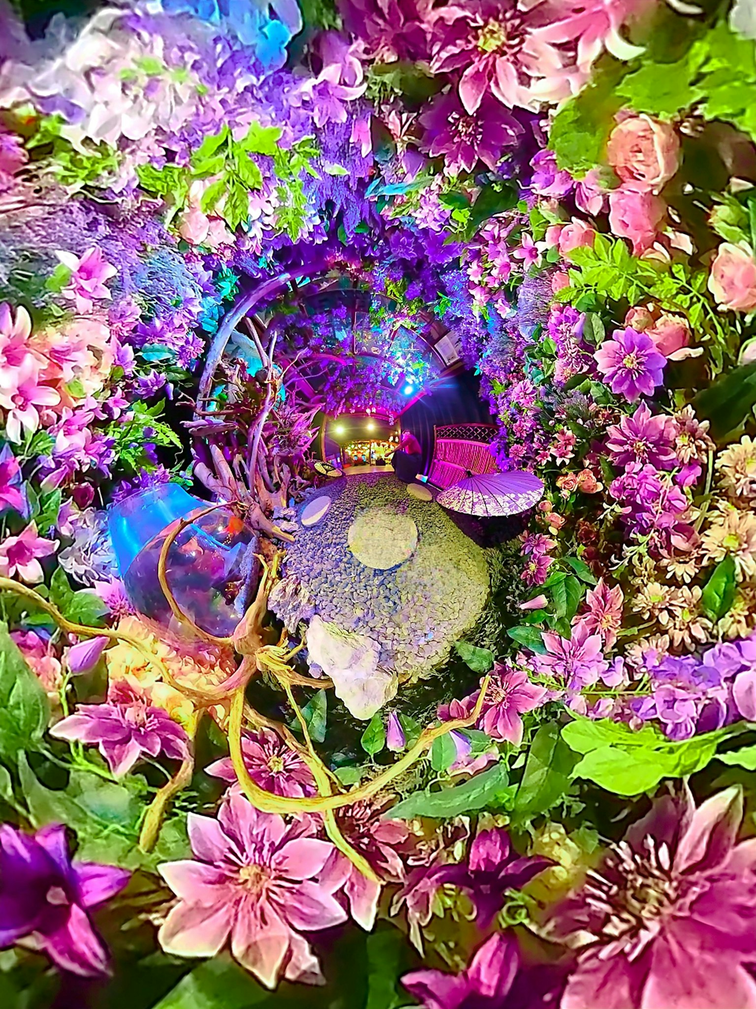 Una escena caprichosa con un objeto central rodeado de flores vibrantes