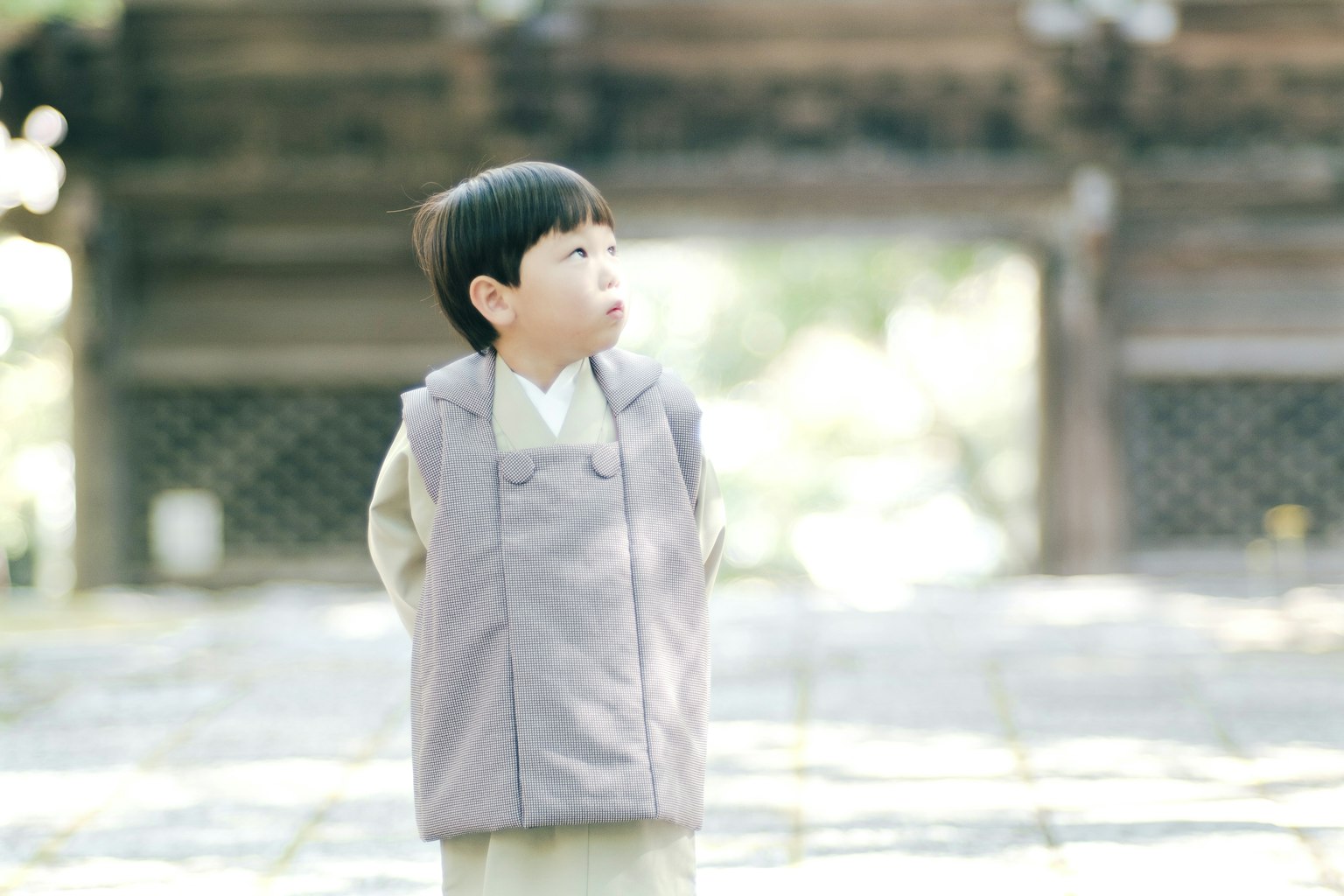 一個穿著傳統服裝的孩子站在寧靜的戶外環境中