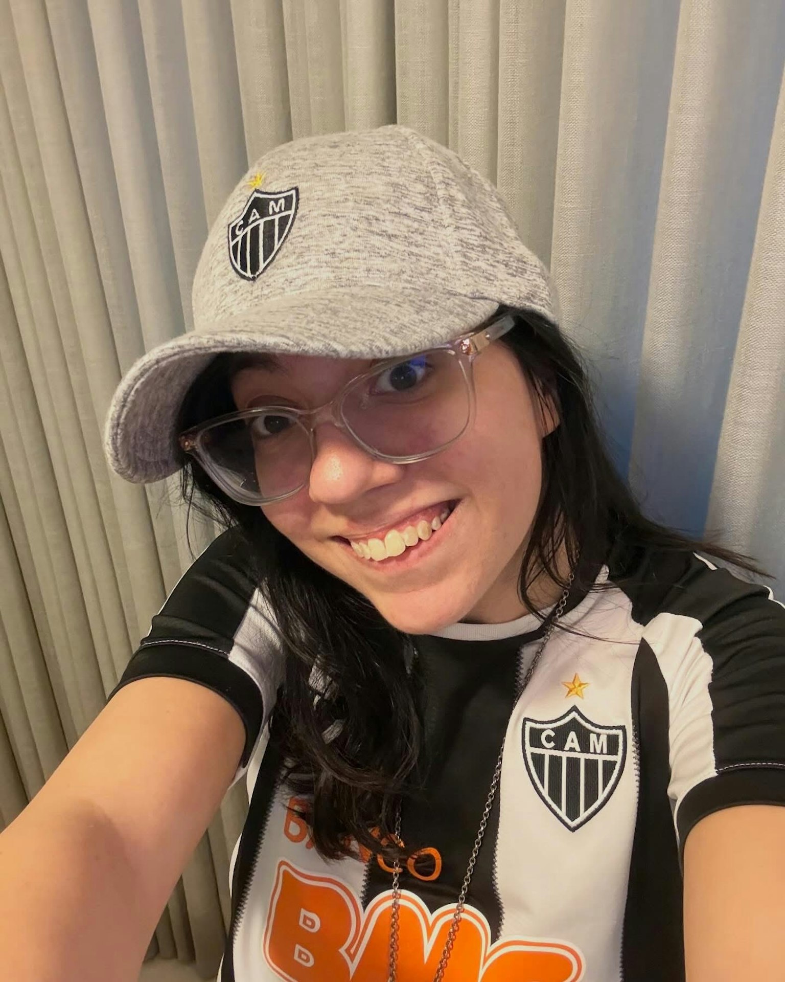 帽子をかぶった女性が笑顔で自撮りをしている