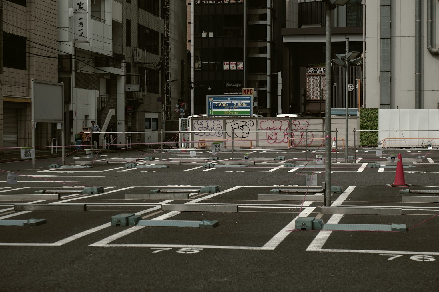 Parking vide avec des lignes marquées et un fond de construction