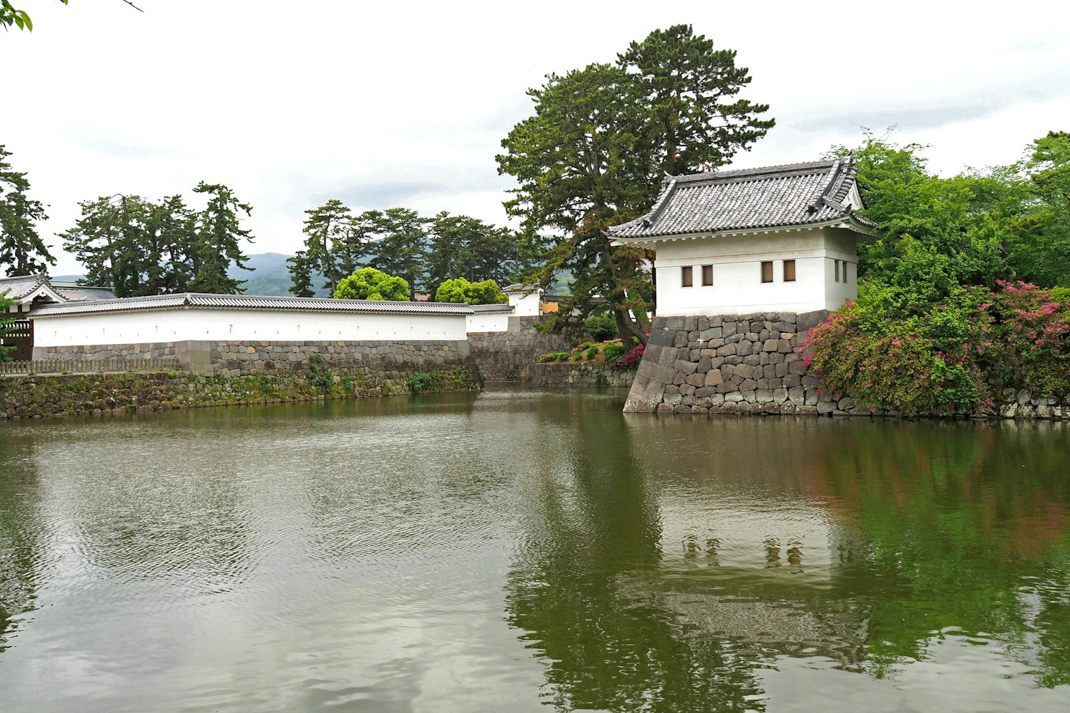 Belle vue d'un château japonais avec reflet dans l'eau