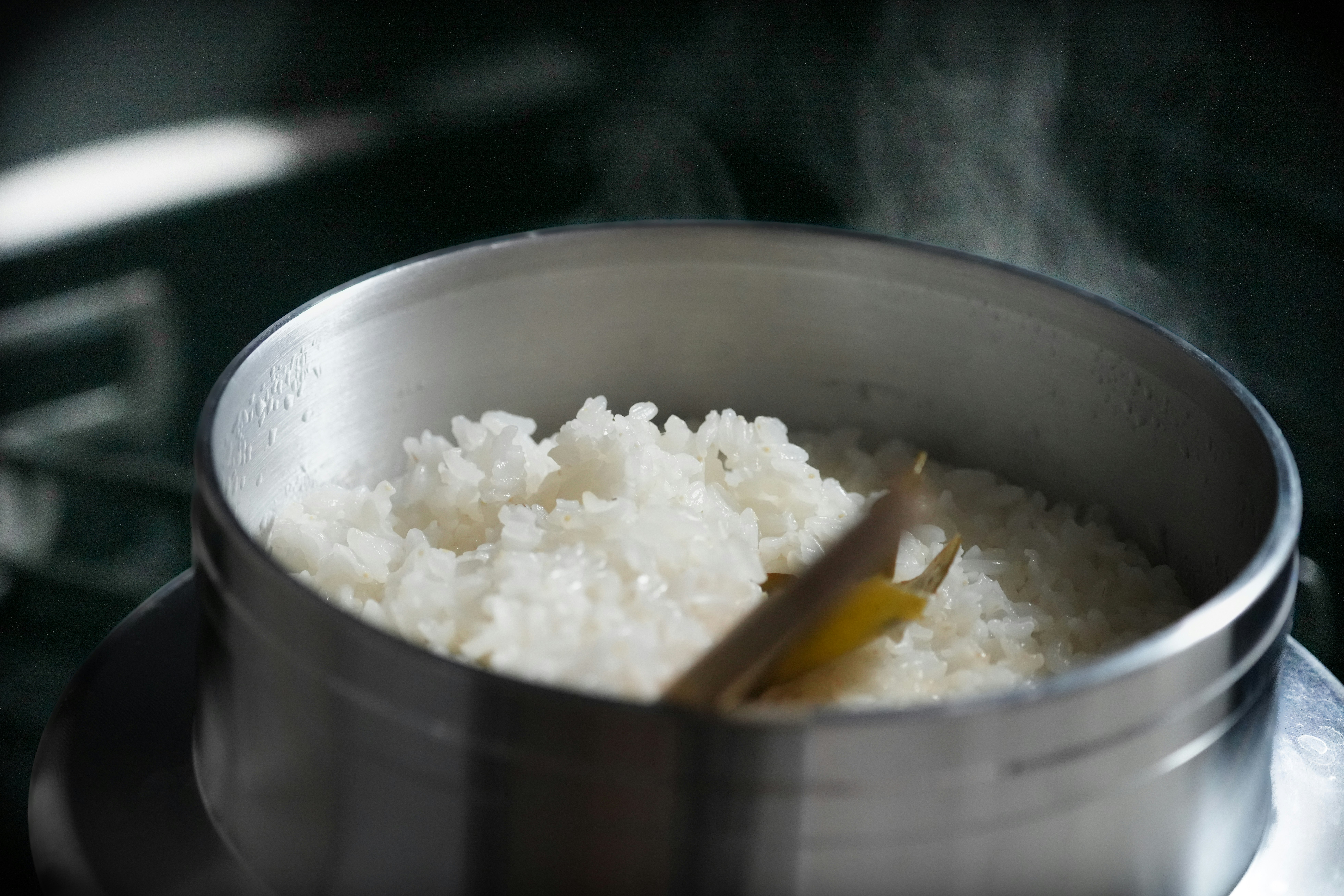 冒着热气的锅里煮好的白米饭