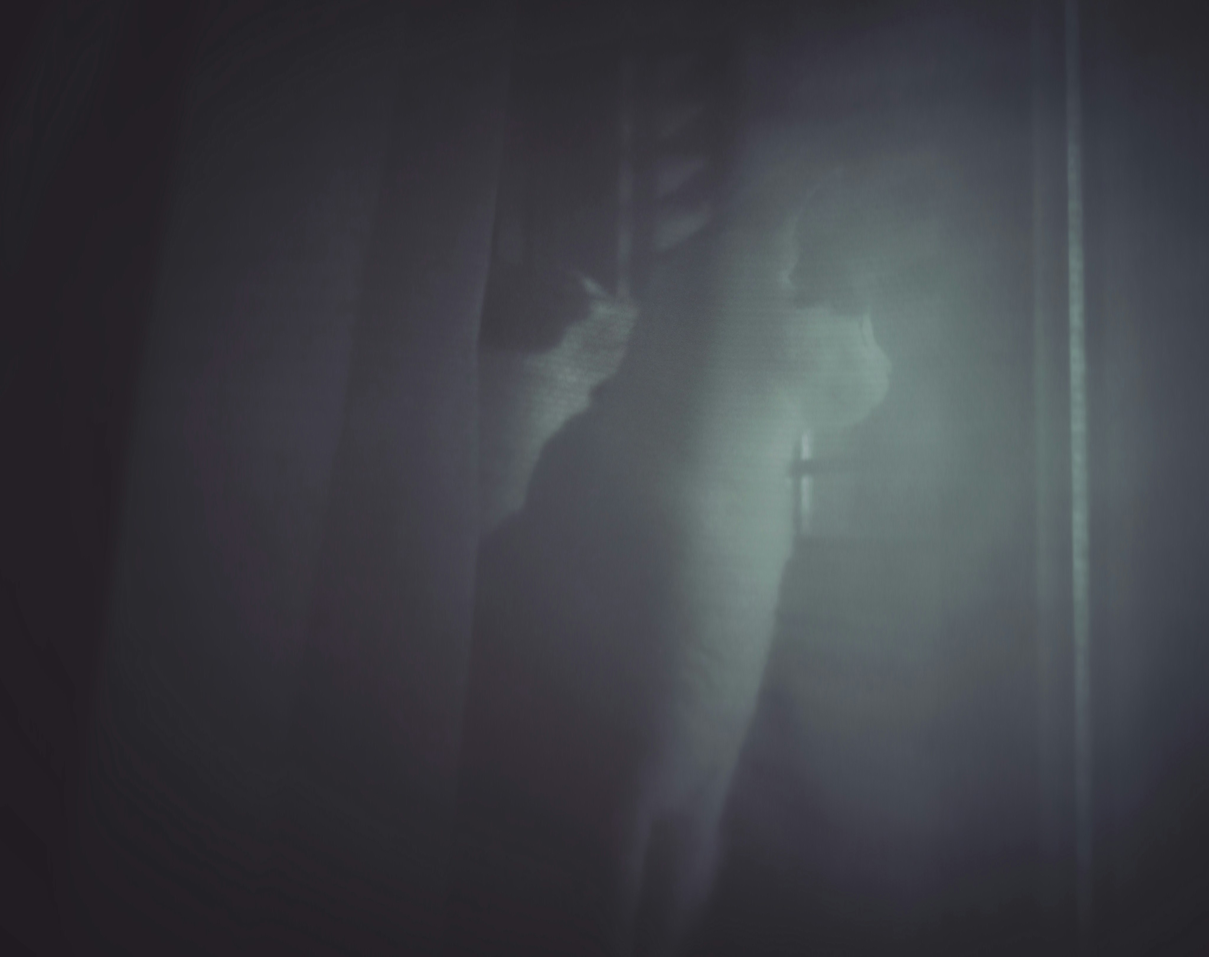 Silhouette einer stehenden Person im Nebel