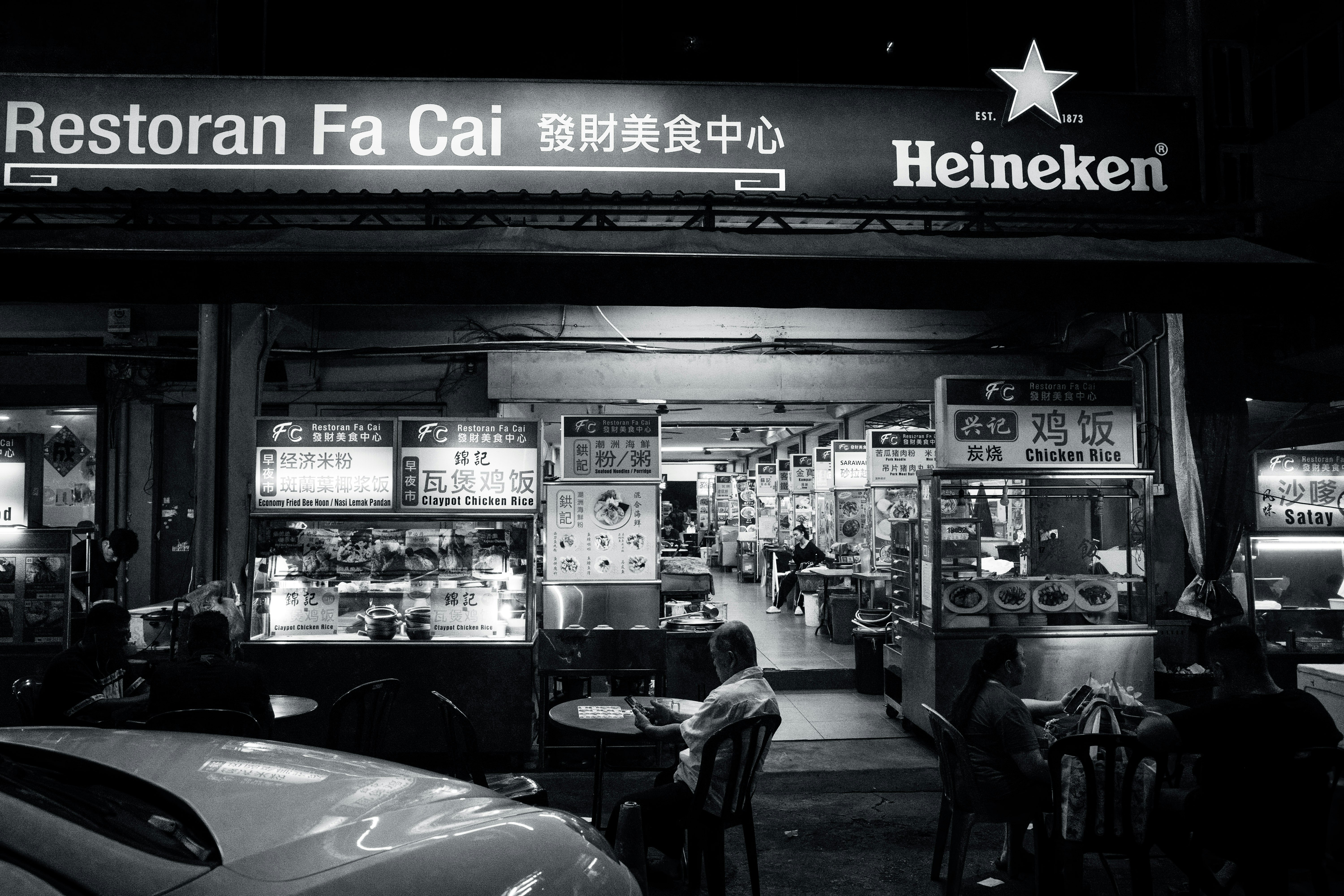 khung cảnh ban đêm lối vào dãy quầy đồ ăn đường phố