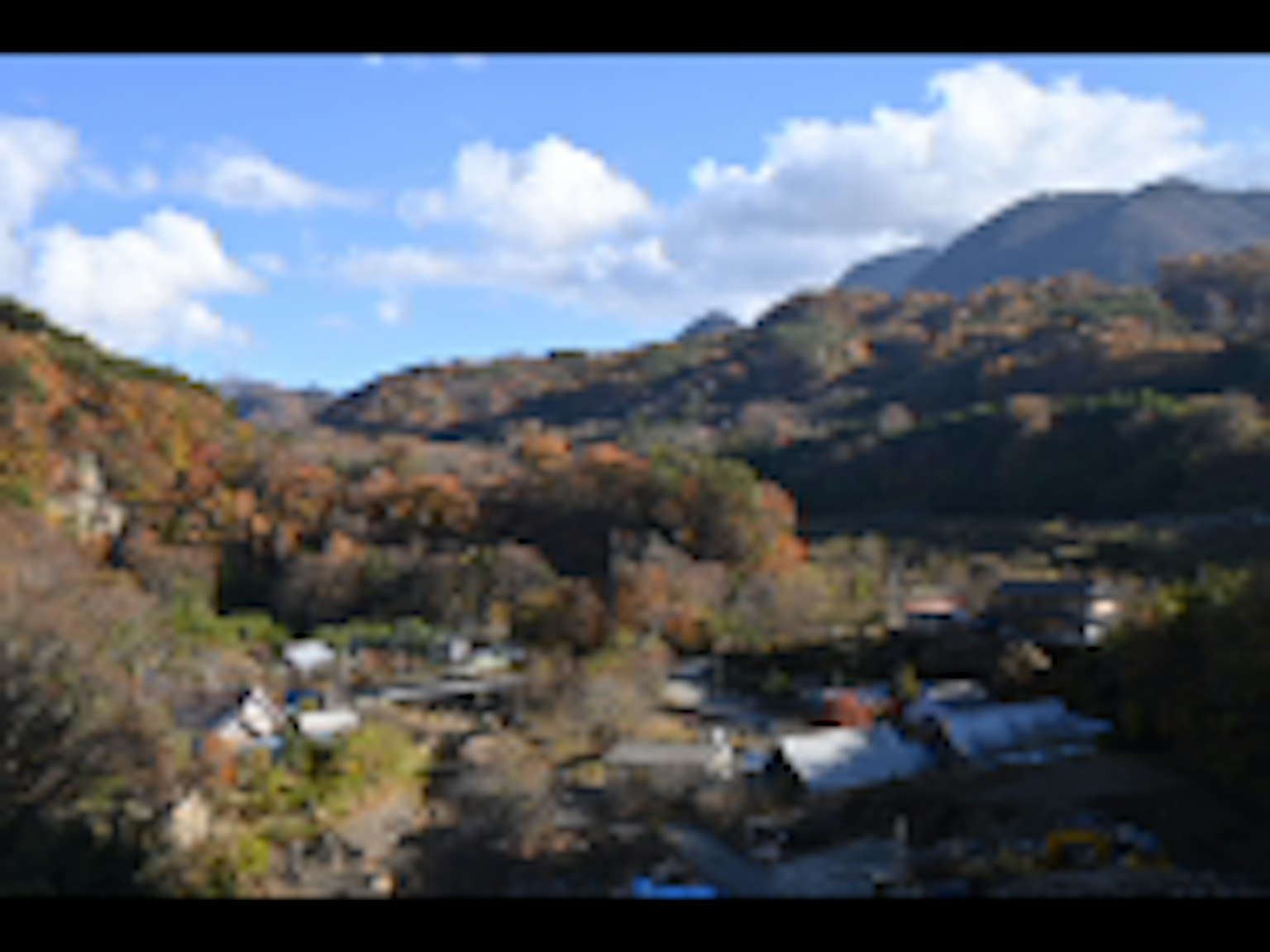 秋季山脉和村庄的风景