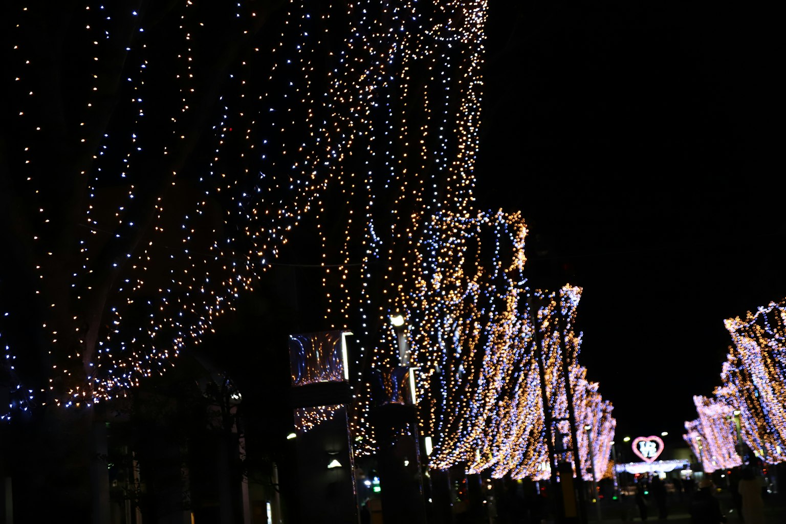 Hermosas luces de iluminación adornando la calle de noche