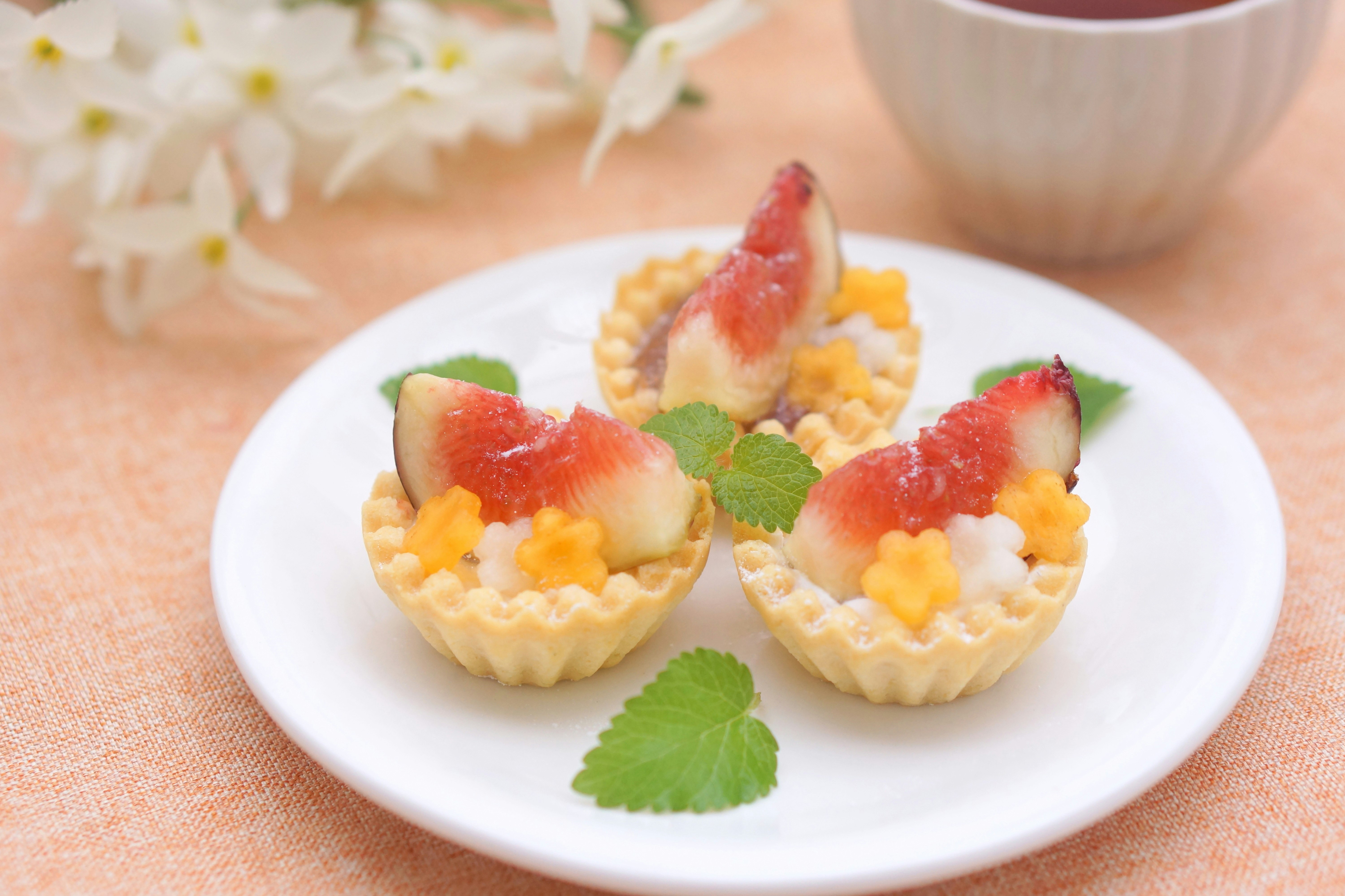 いちじくとオレンジのタルト風カップケーキの盛り付け