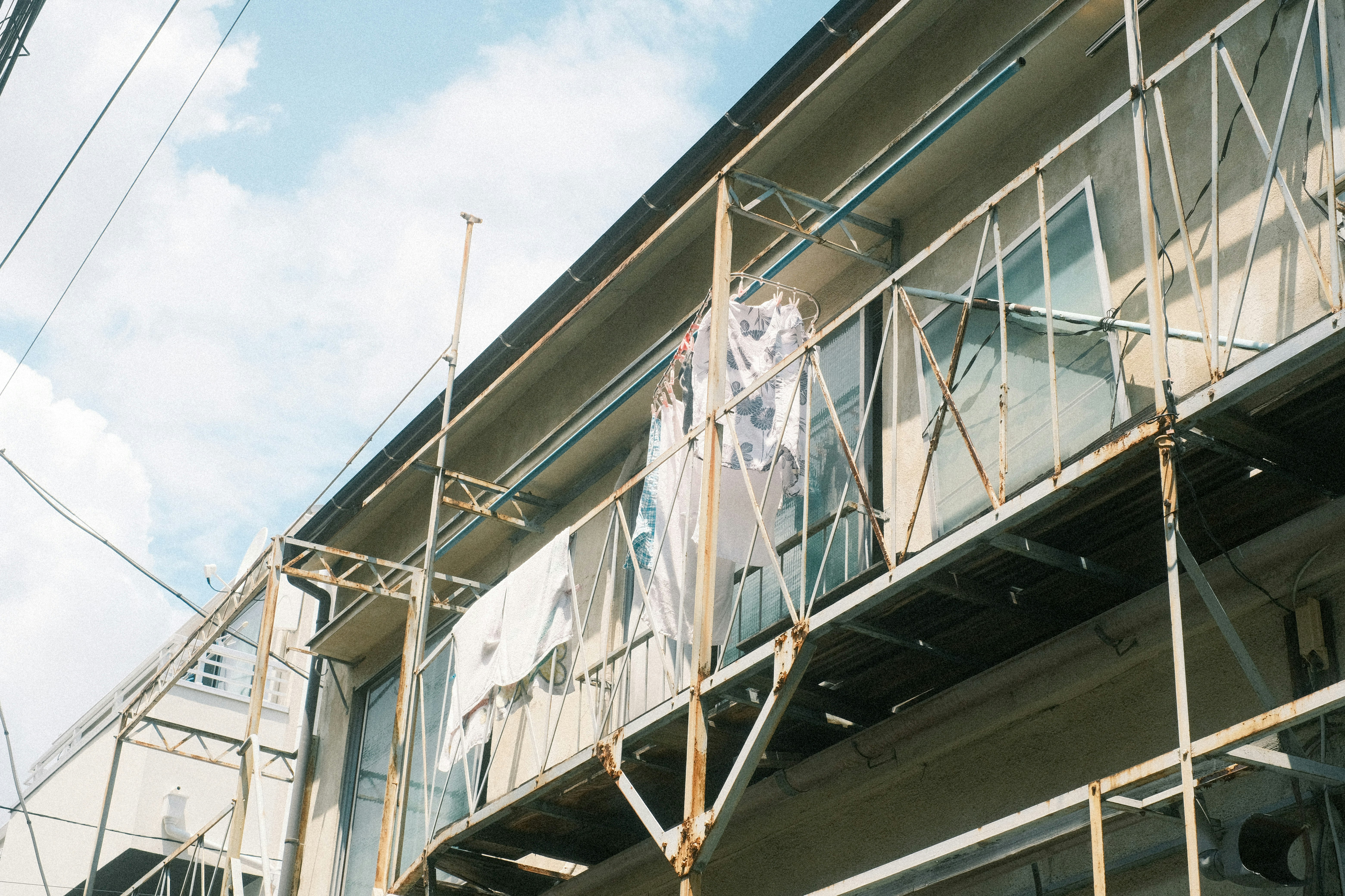 施工腳手架與鋼結構建築外立面