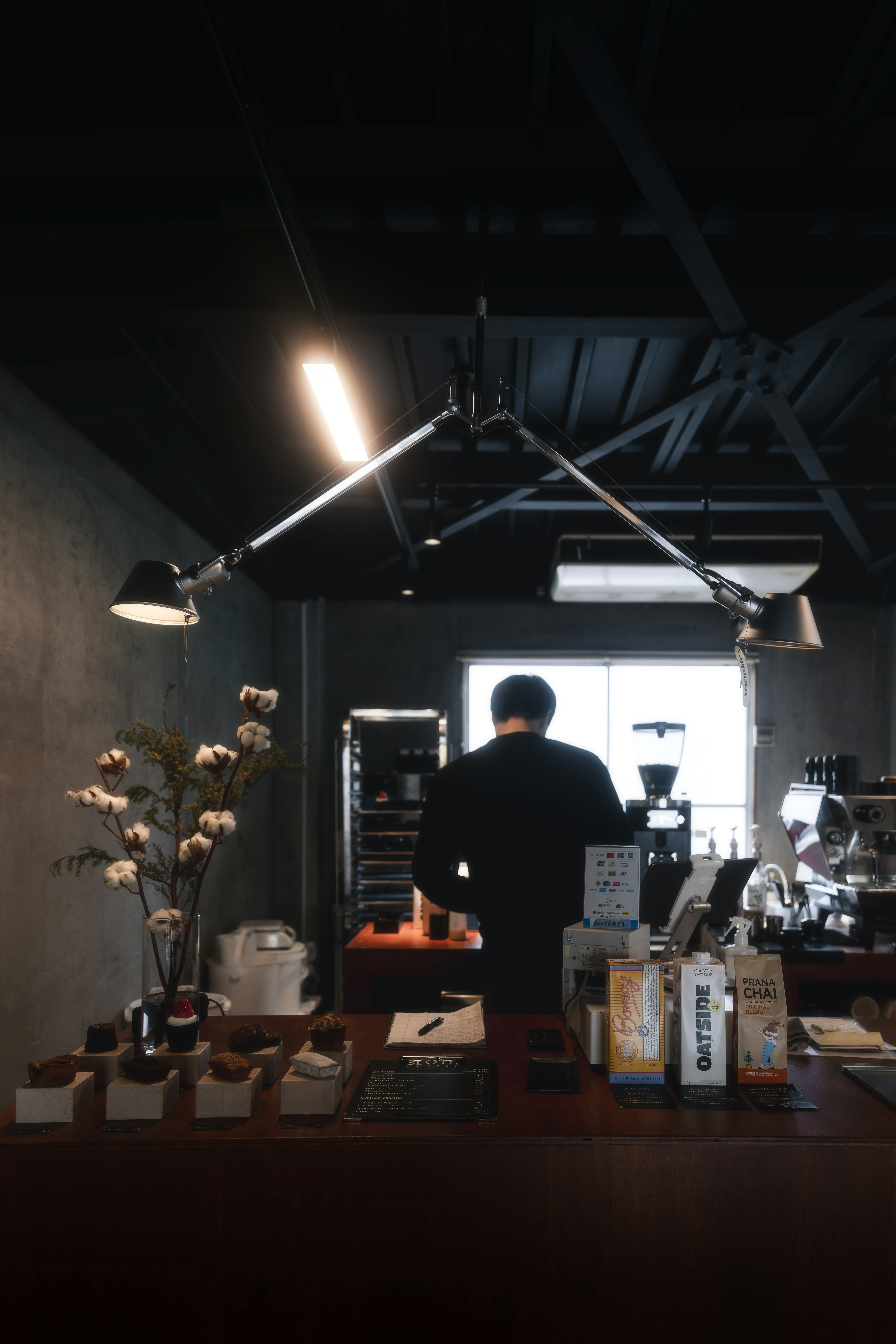 在小型辦公室的辦公桌前使用電腦工作的工作者