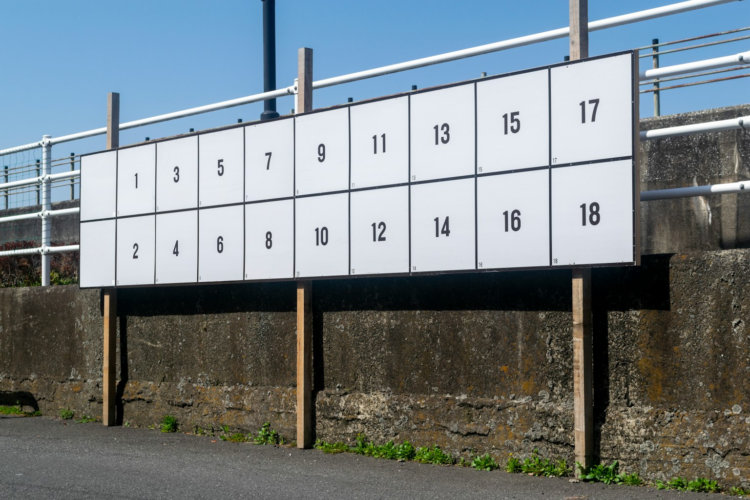 Grande bacheca del calendario con numeri bianchi