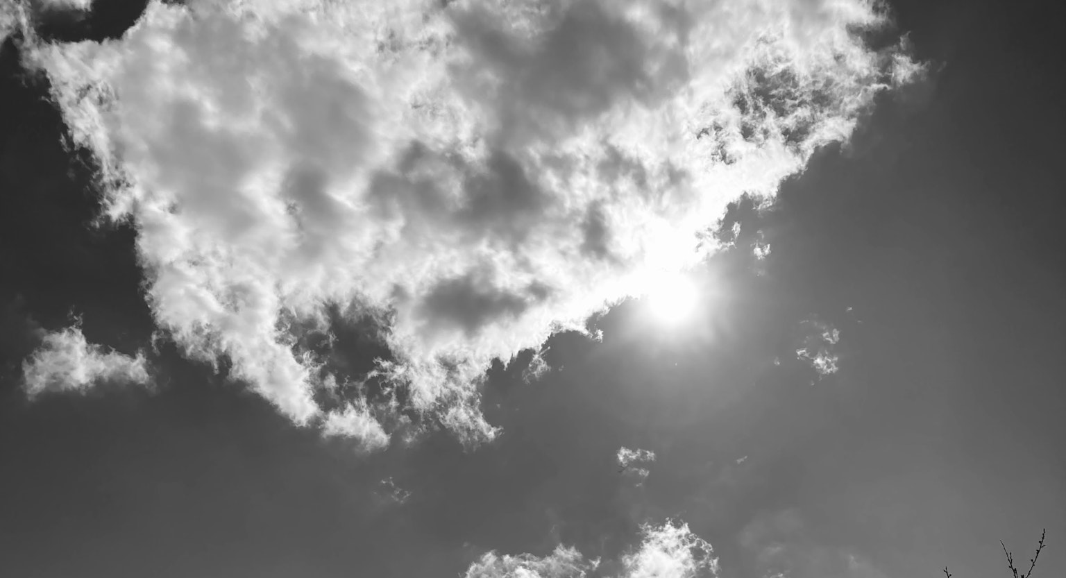Immagine in bianco e nero di nuvole con luce solare