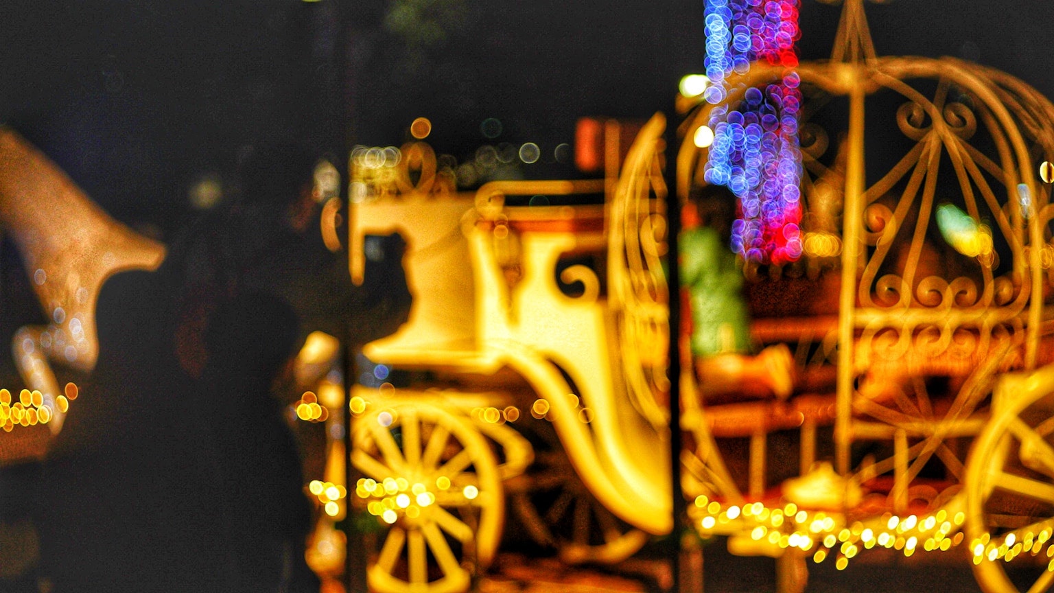 Eine schöne goldene Kutsche, die nachts beleuchtet ist