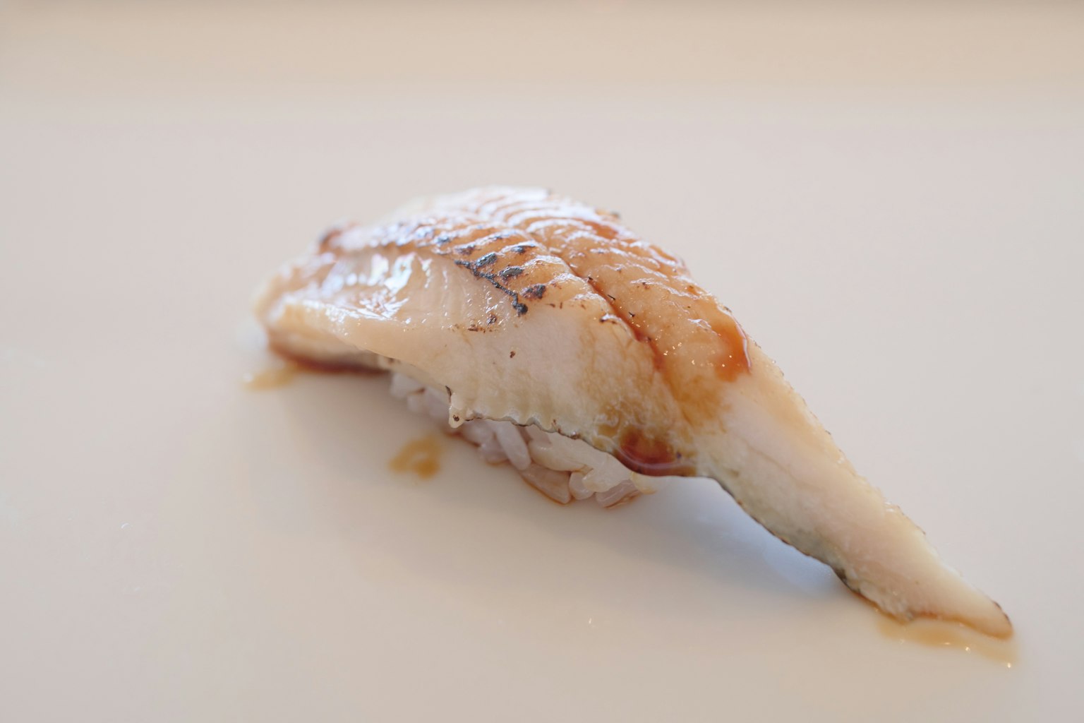 Filete de pescado a la parrilla sobre un plato blanco