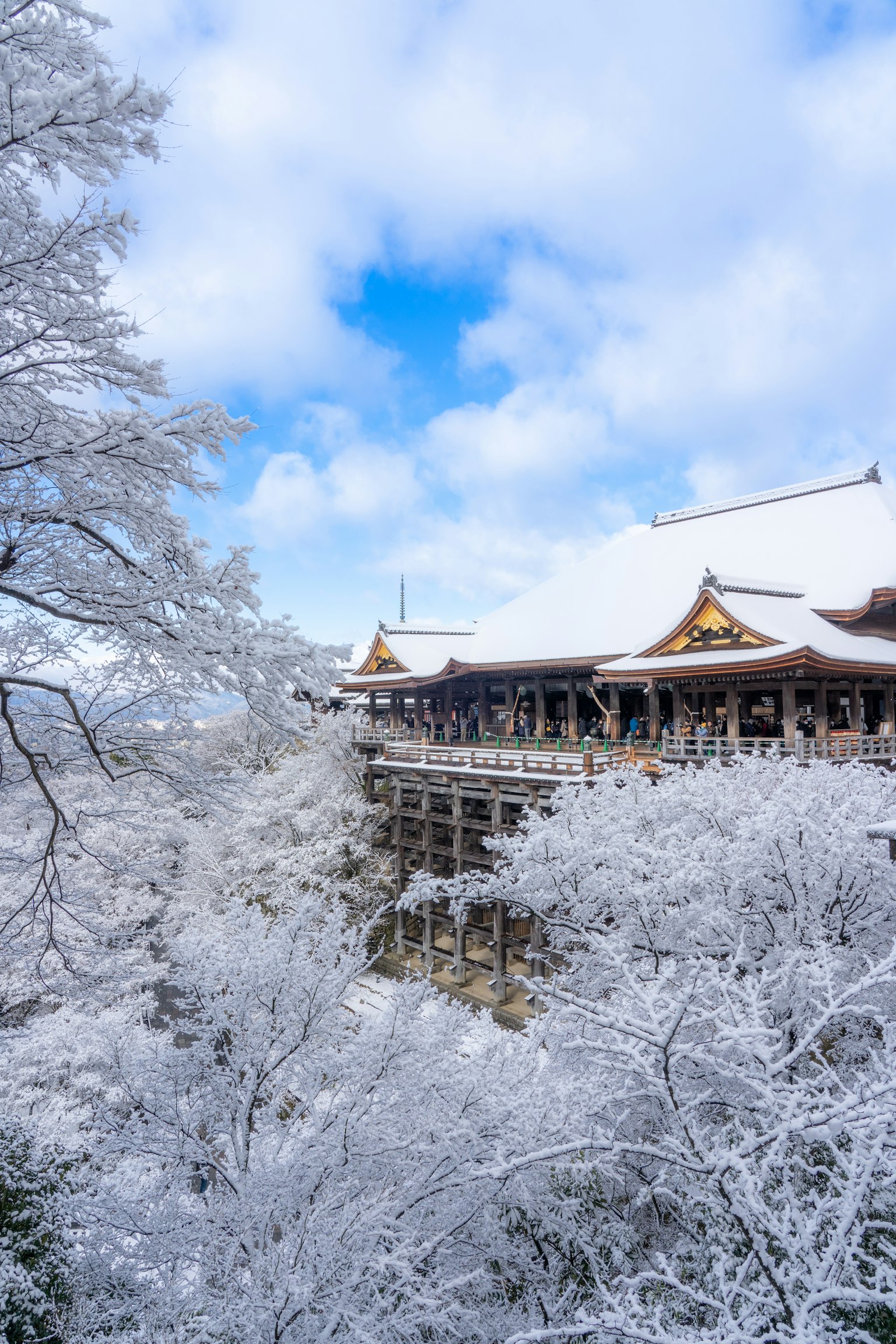 Schneebedeckter Tempel mit blauem Himmel
